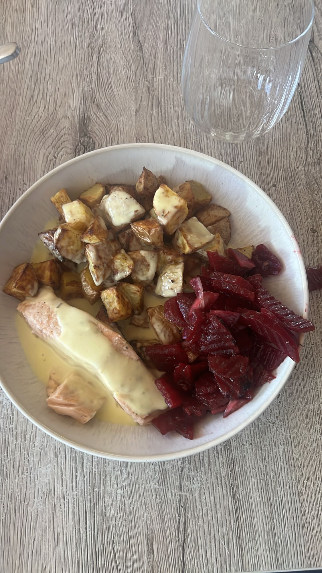 Salmón con papas y remolacha