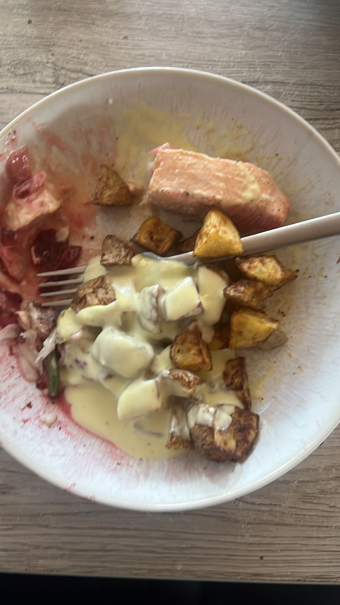 Salmón con papas y salsa