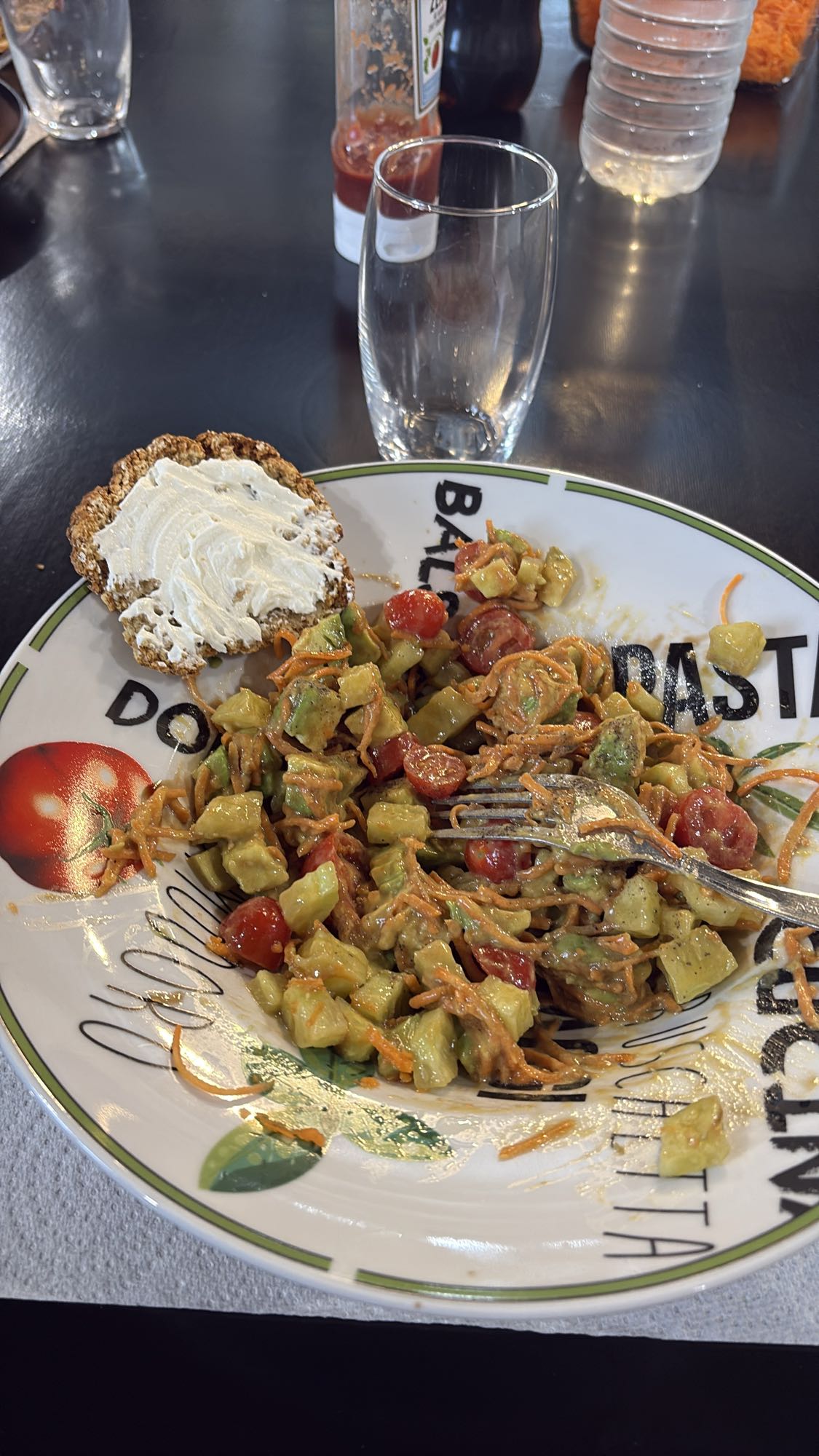 Salade avocat et concombre fraîche avec flocons d'avoine et fromage frais