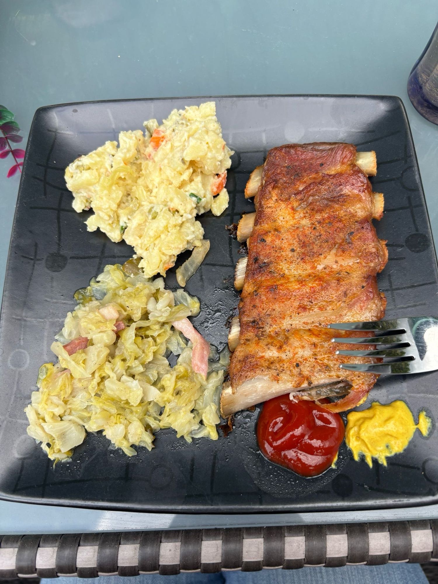 Żeberka z sałatkami