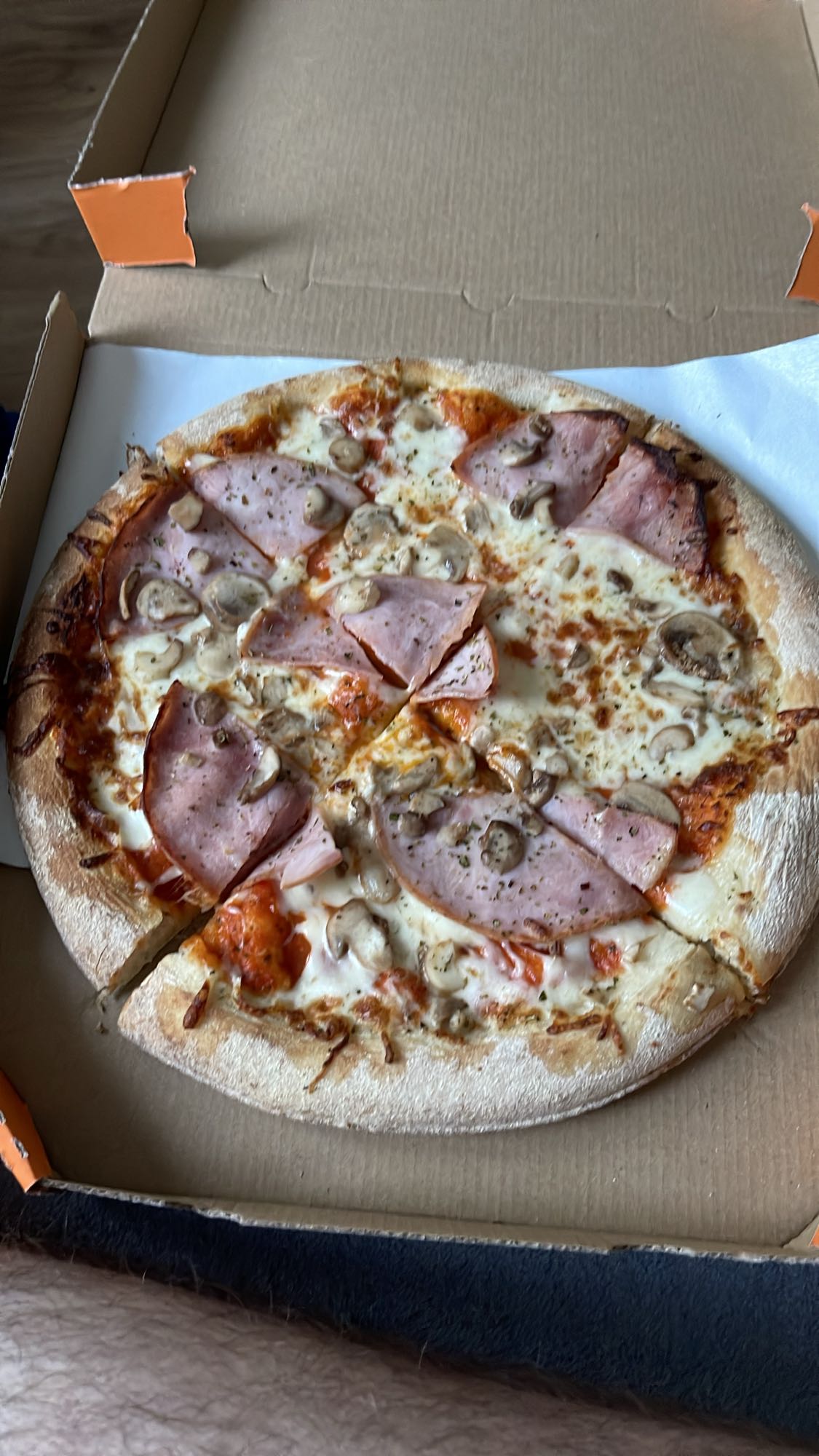 Pizza z szynką i pieczarkami