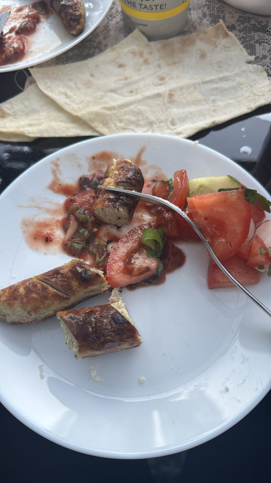 Grillwurst mit Salat