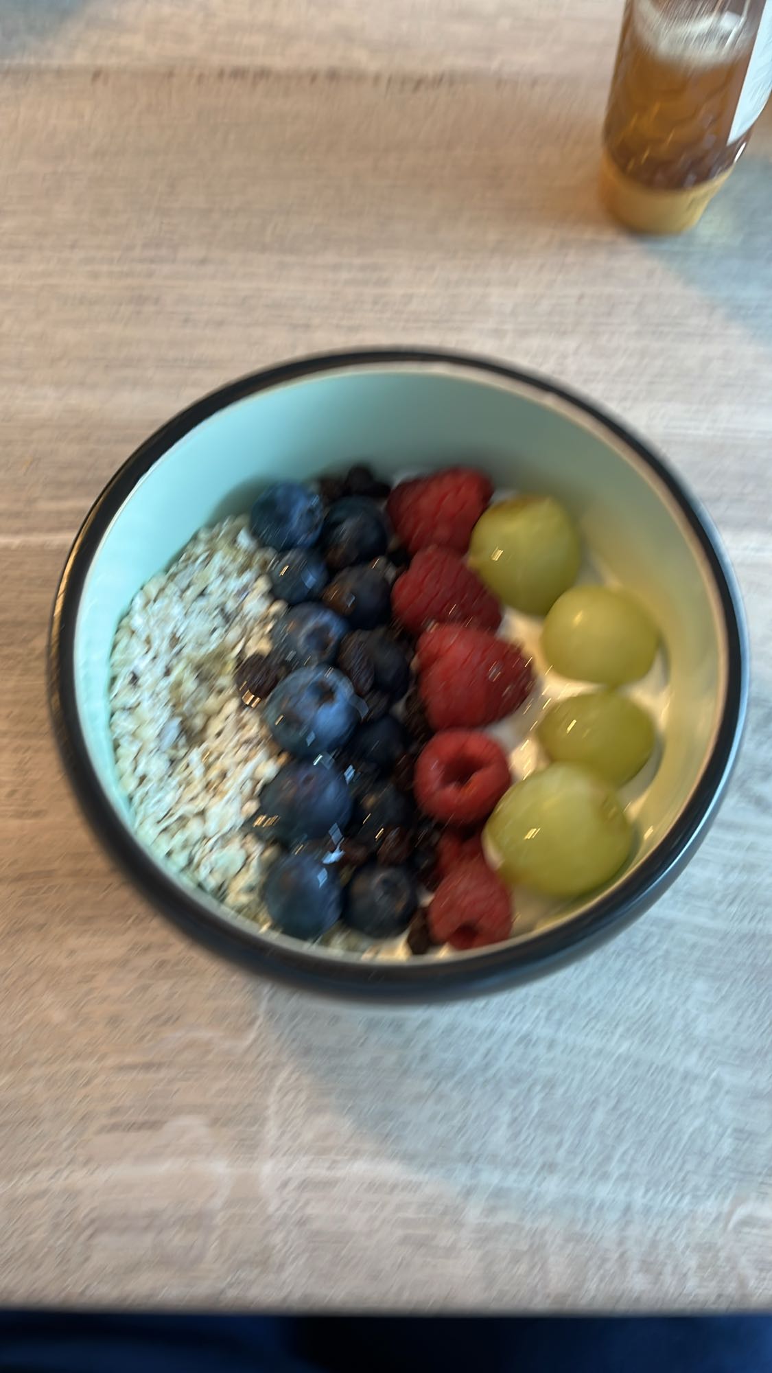 Fruit en havermout kom