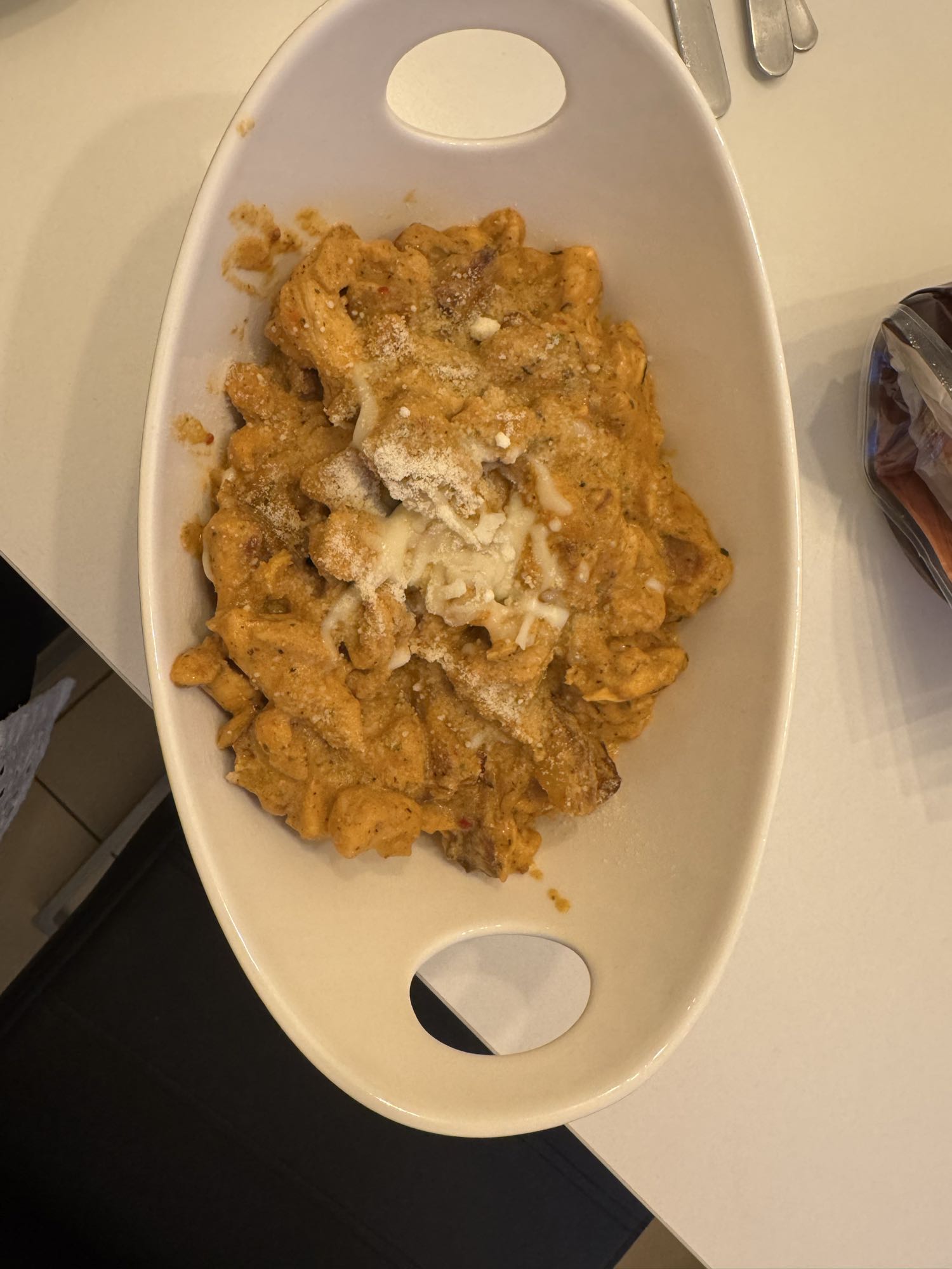 Hähnchenbrust mit Kartoffeln und cremiger Tomatensauce