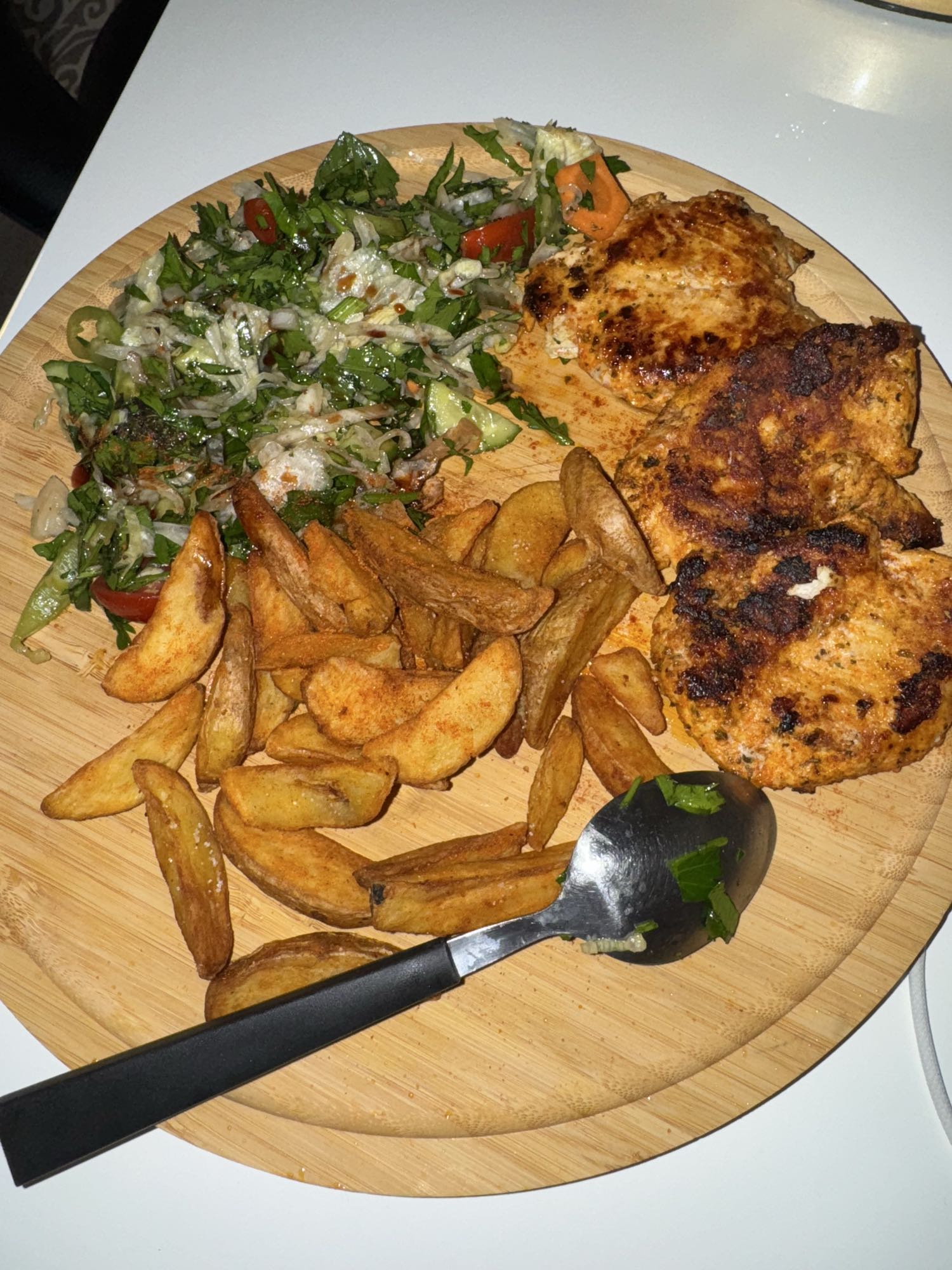 Hähnchen mit Pommes Wedges und grünem Salat