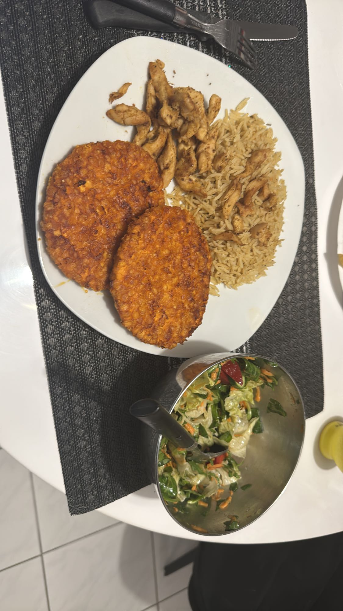 Reis, Hähnchen und Salat