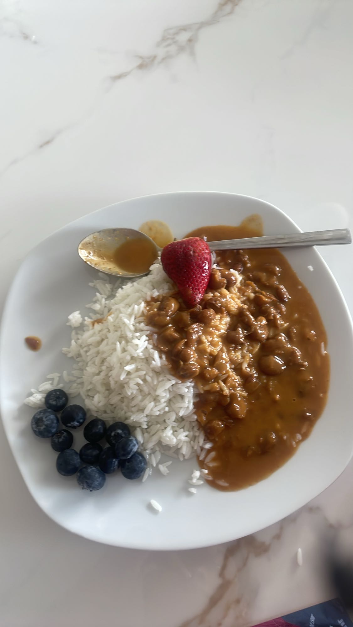 Arroz con frijoles y frutas