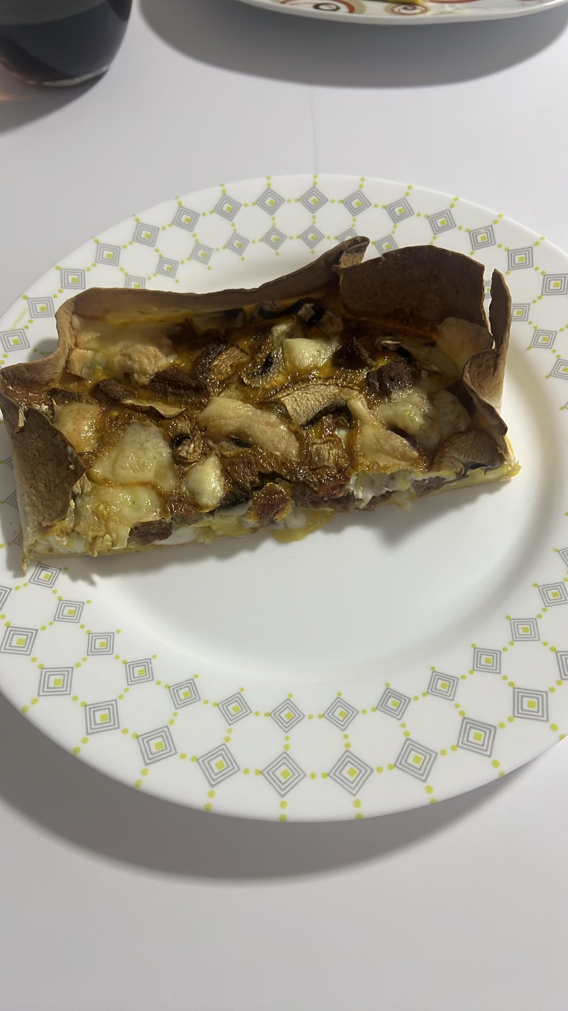 Placek tortilla z serem, jajkiem i kotletem wieprzowym