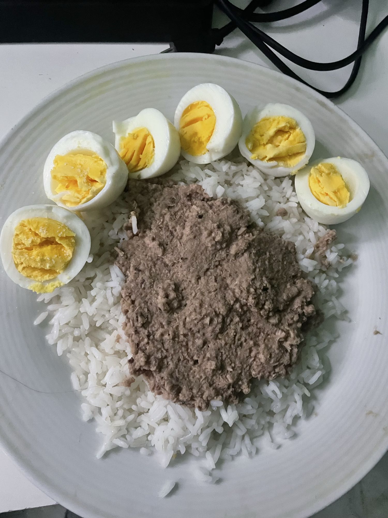 Arroz con atún desmenuzado y 3 huevos hervidos