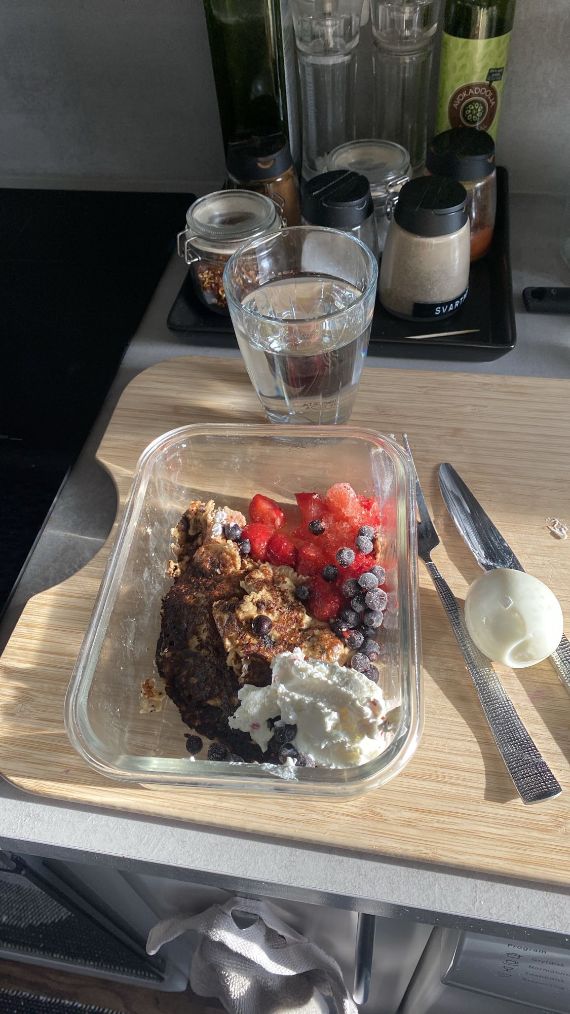 Bär och äggfrukost