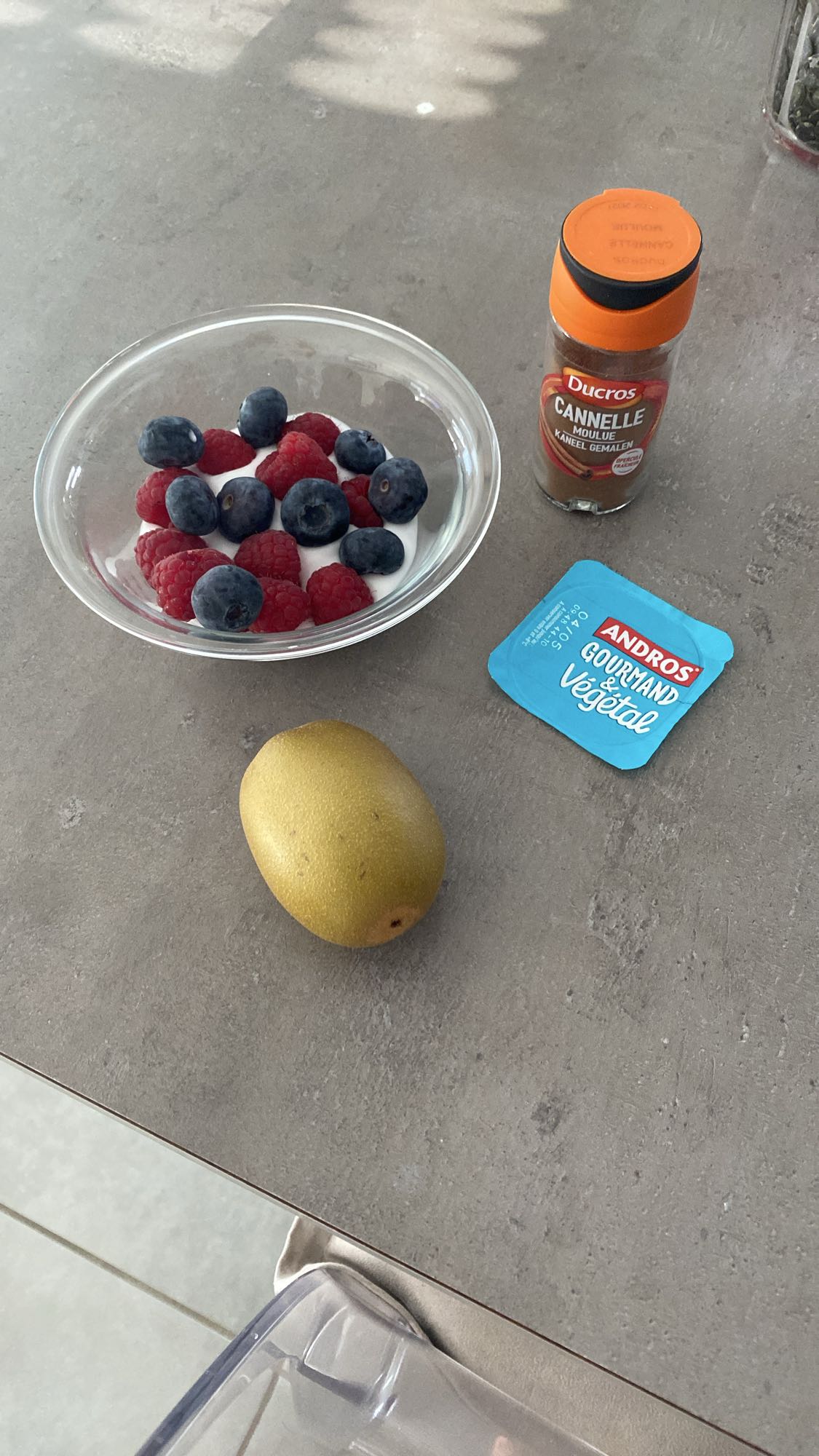 Fruits et yaourt végétal
