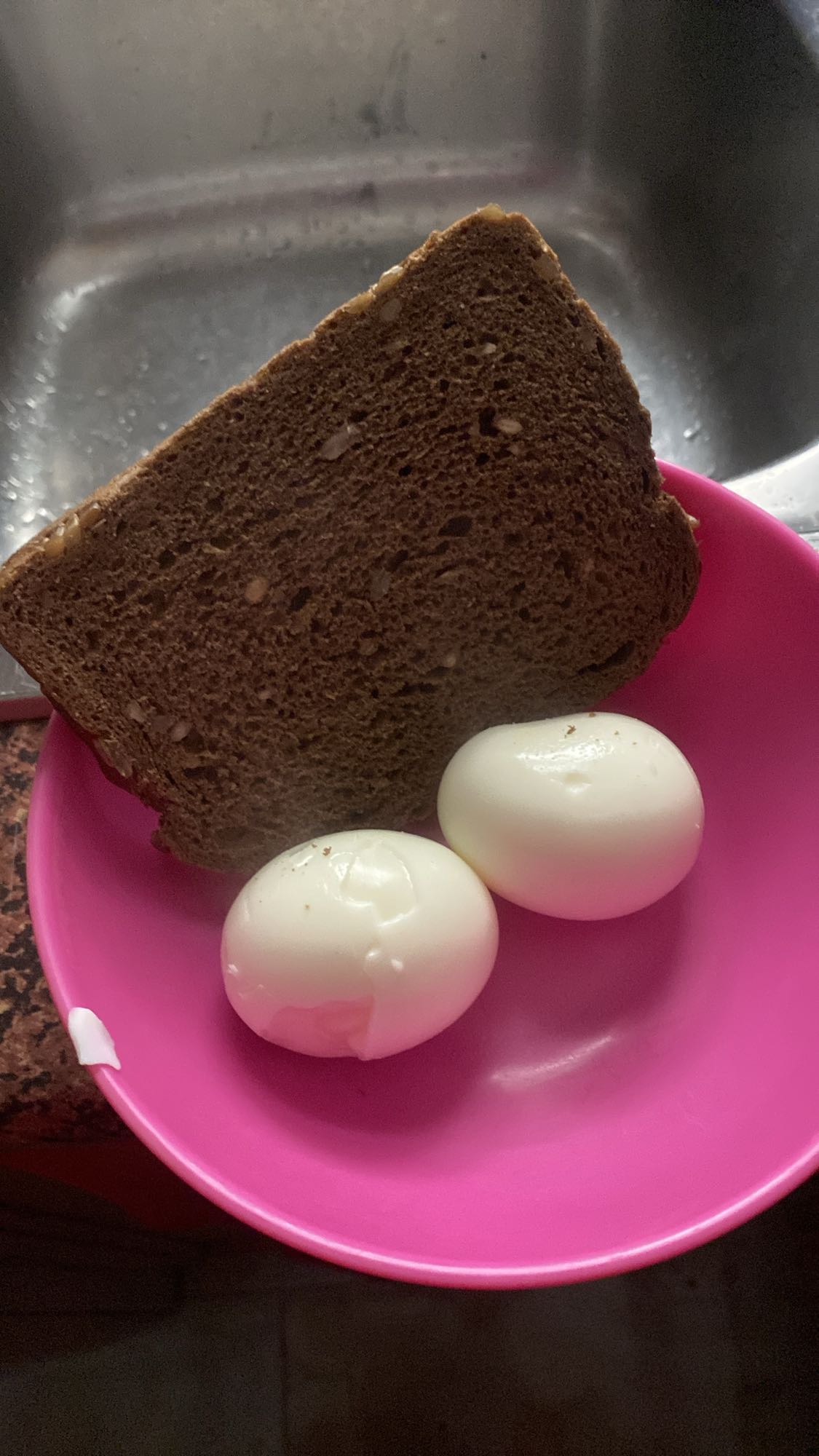 Huevos y pan integral