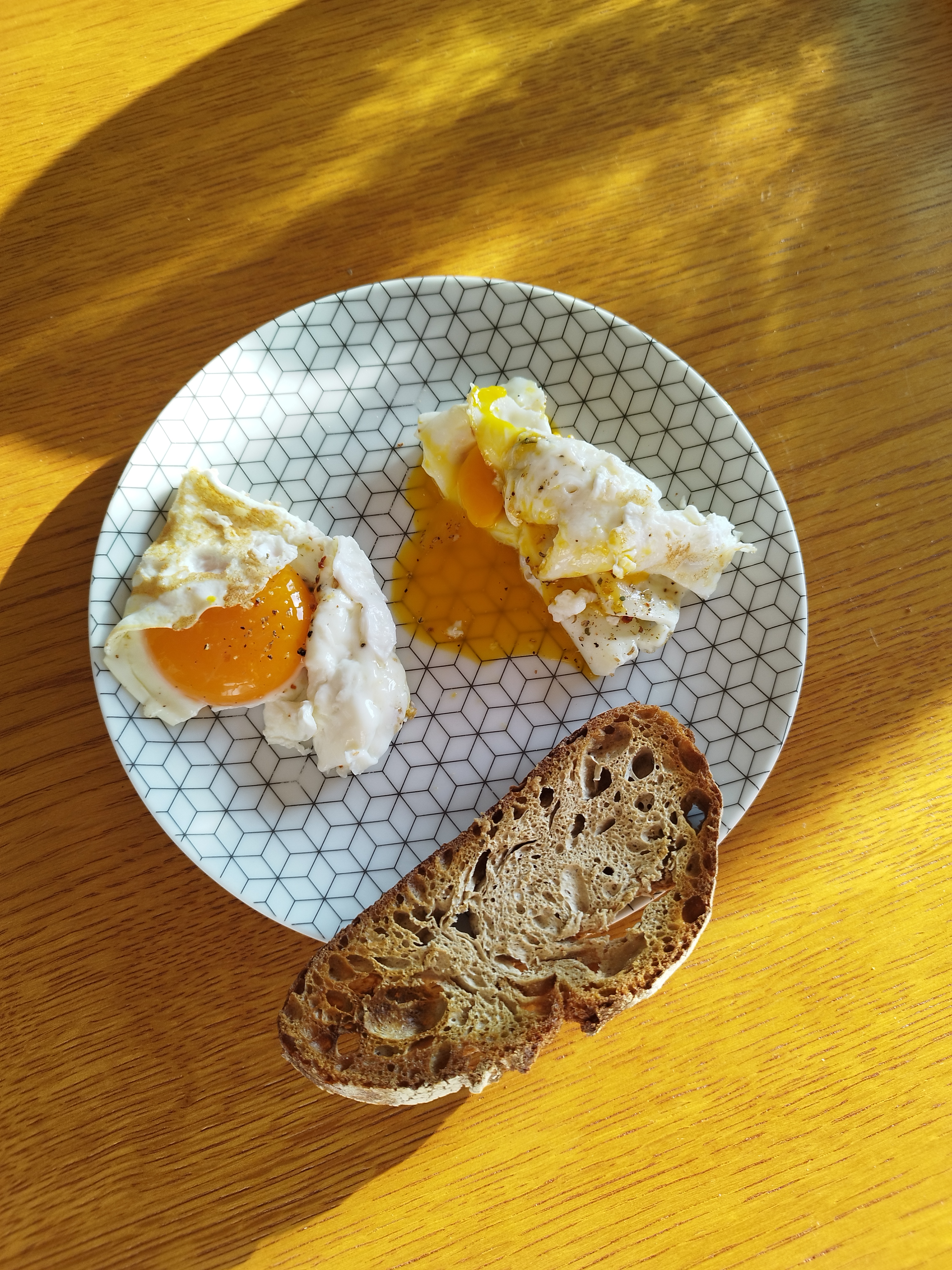 Oeufs et pain grillé