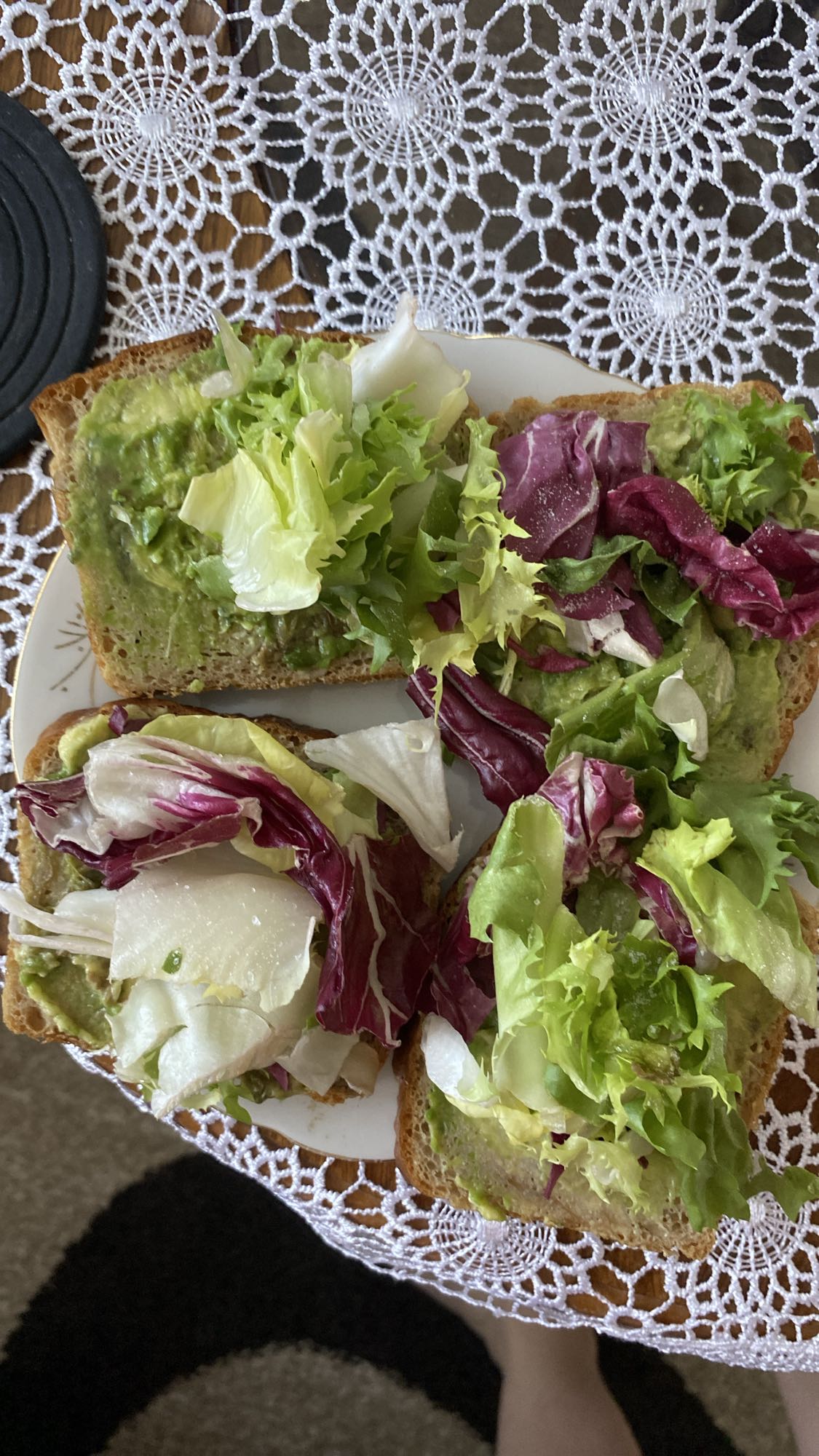 Kanapki z awokado i sałatą