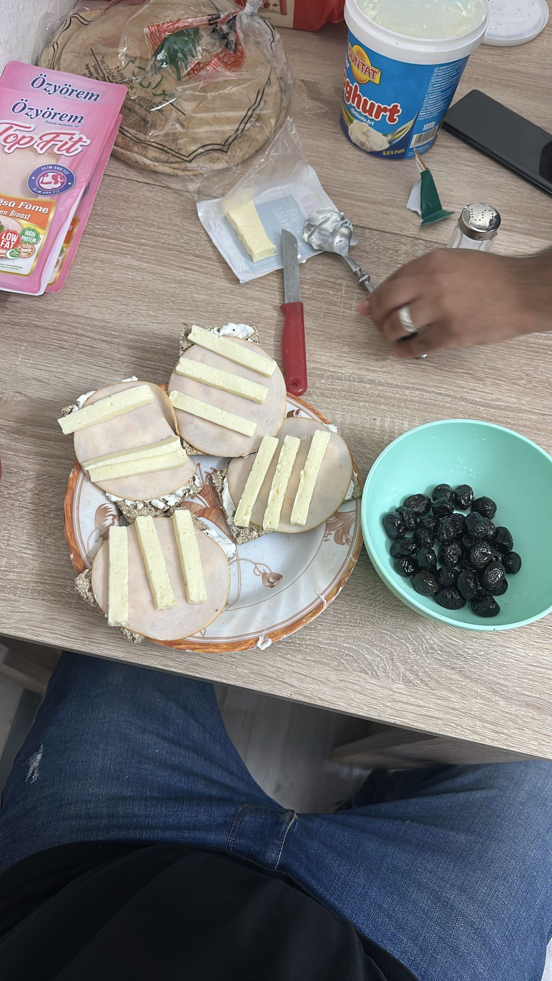 Knäckebrot und Oliventeller mit Grillkäse