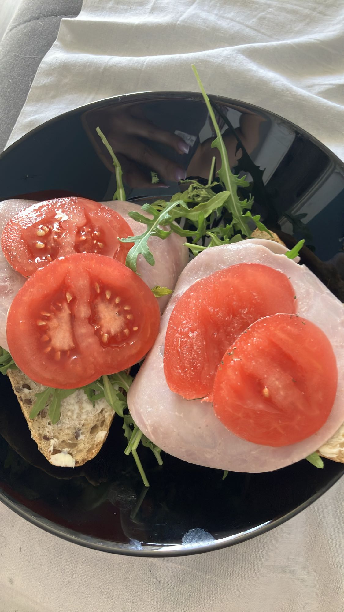 Kanapki z szynką i pomidorem