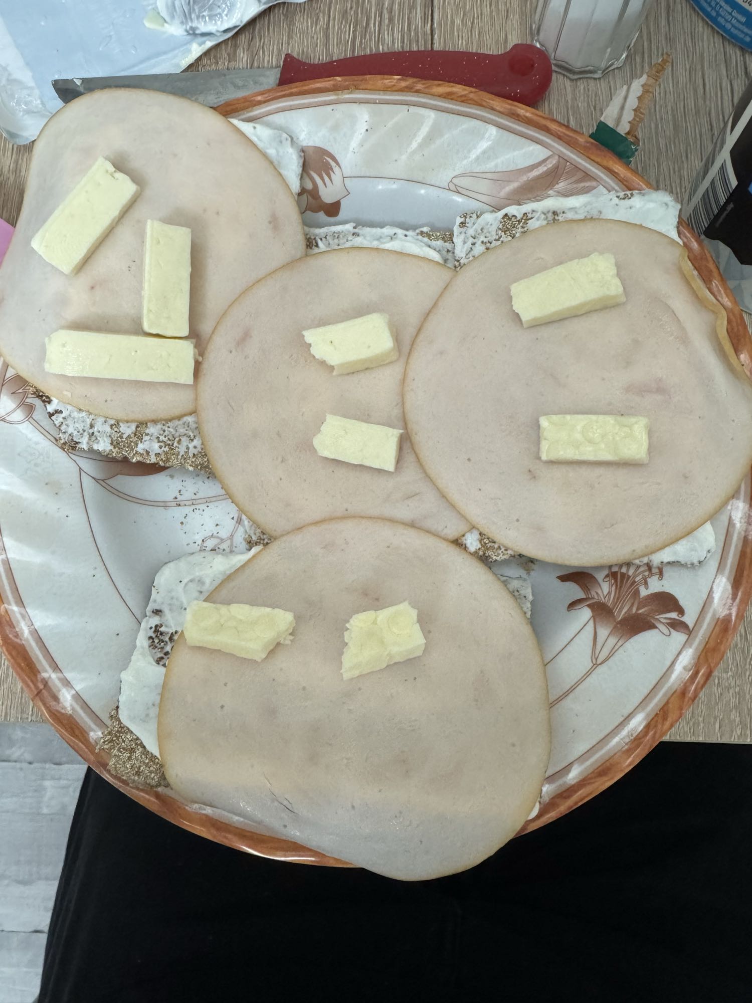 Tostadas mit Putenbrust und Käse