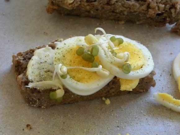Äggsmörgås med groddar
