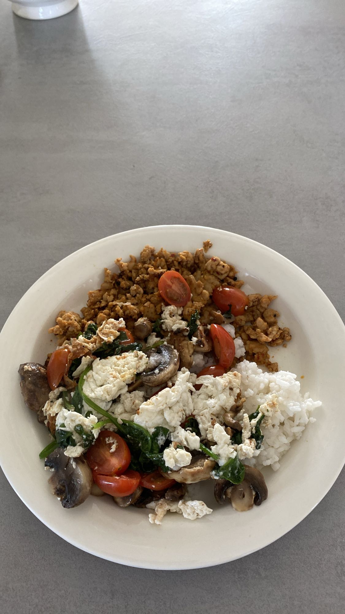 Risrätt med äggvitor, kycklingfärs och banan