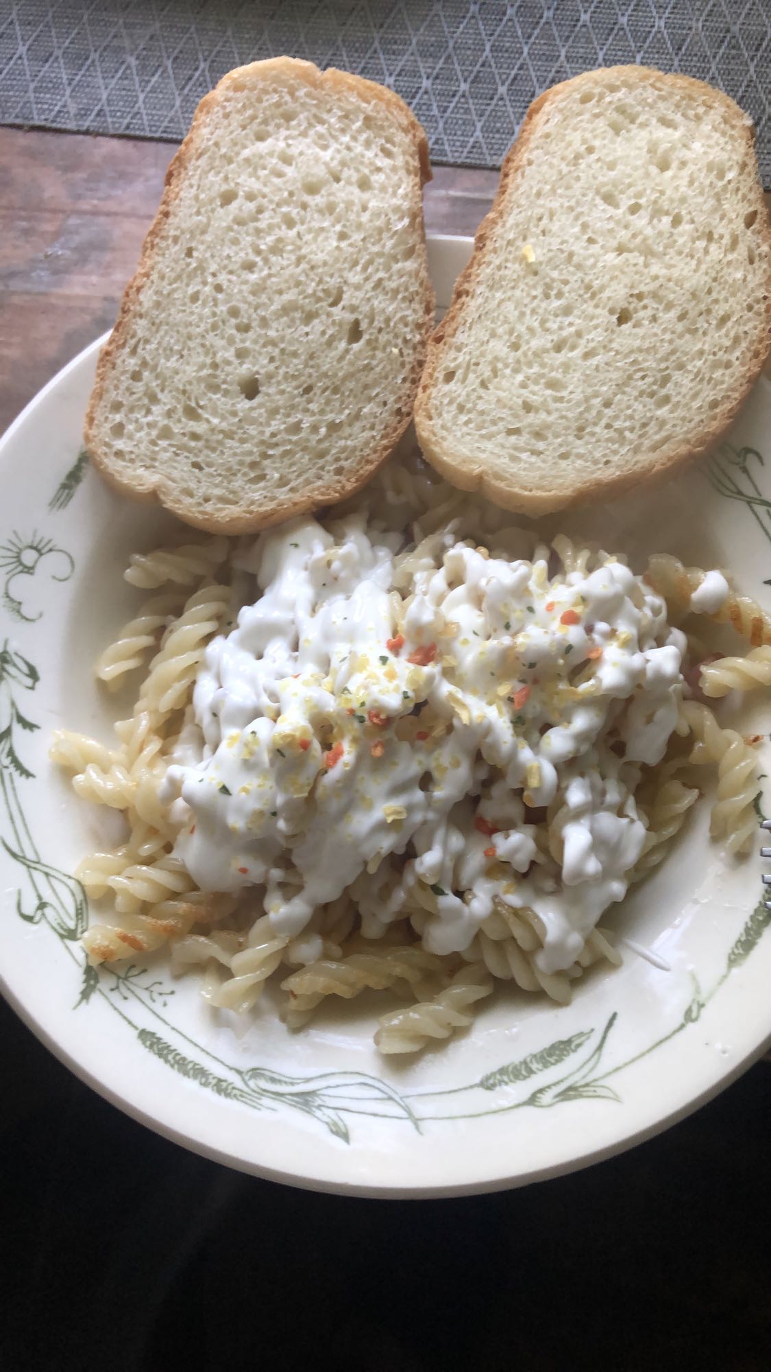 Creamy pasta with bread