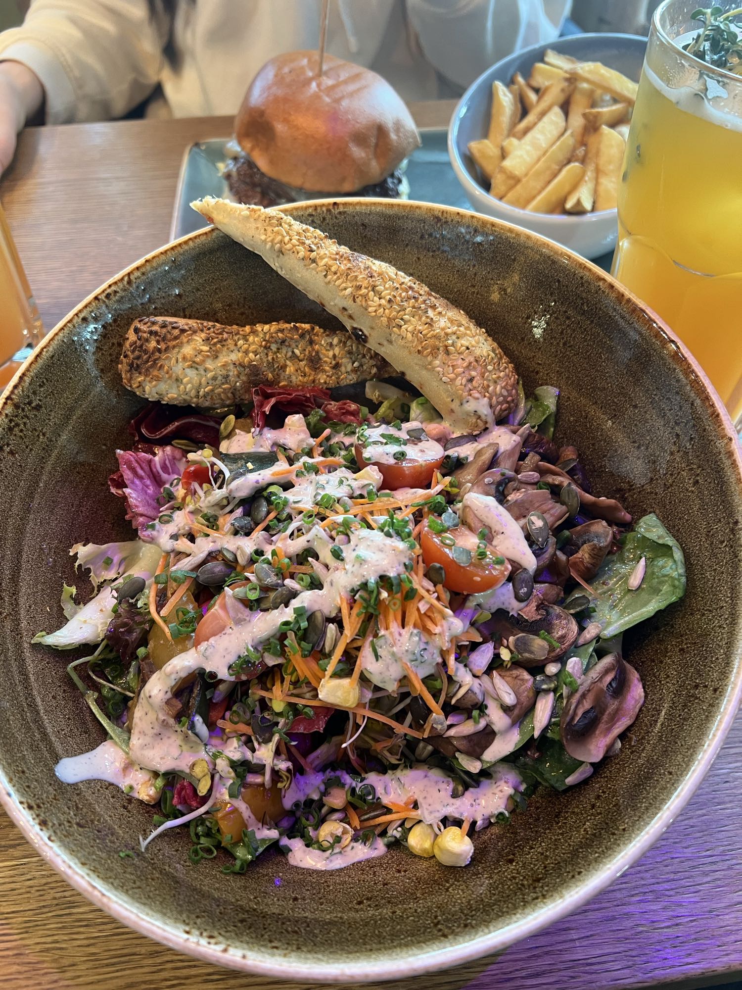 Ensalada con pan crujiente