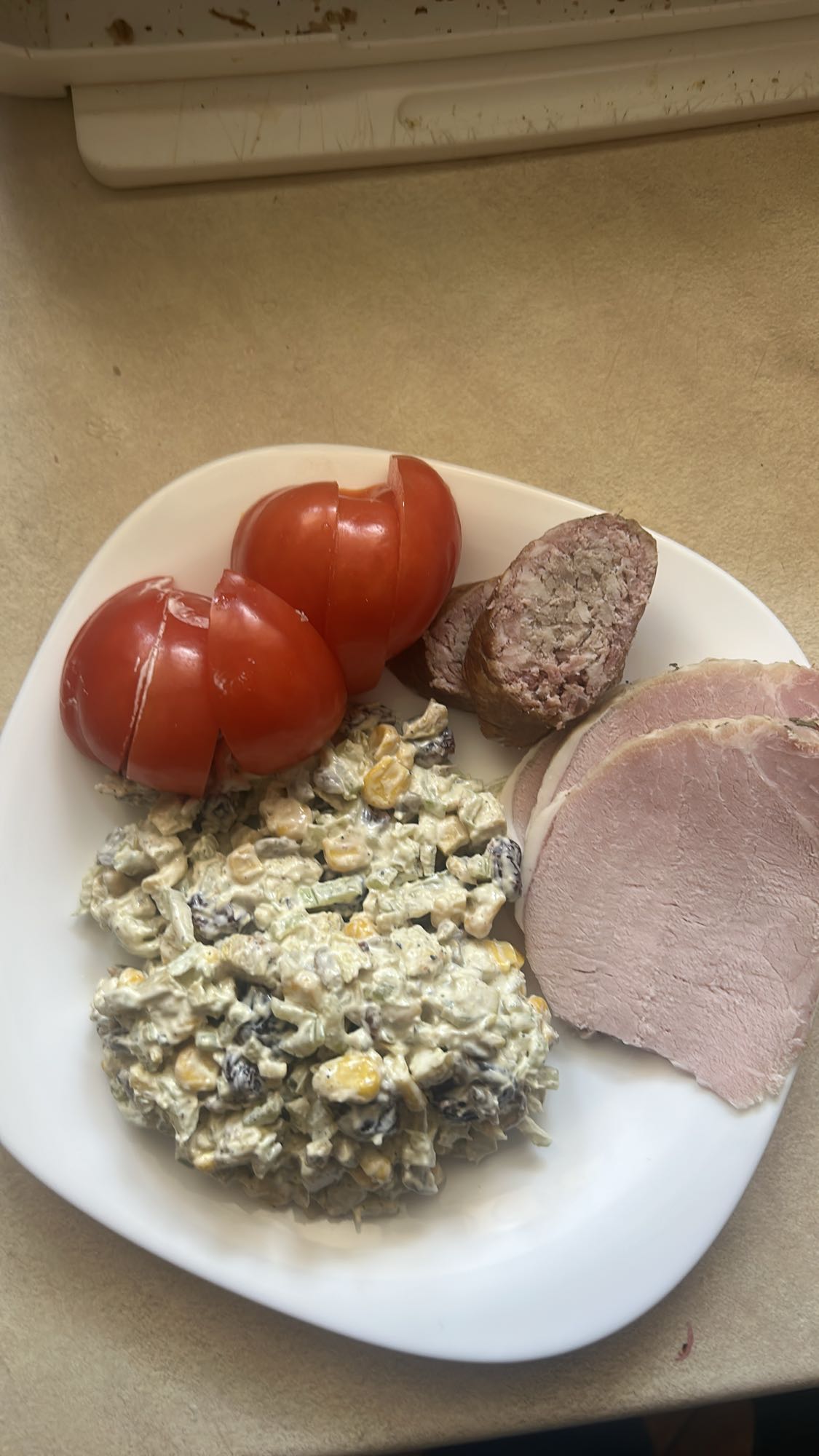 Talerz z mięsem i sałatką