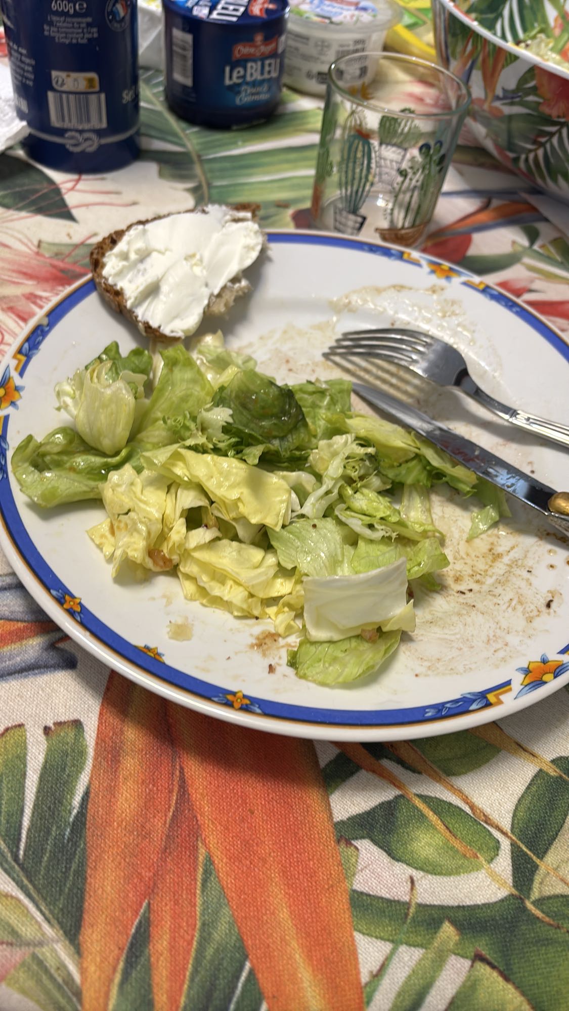Salade et pain fromage