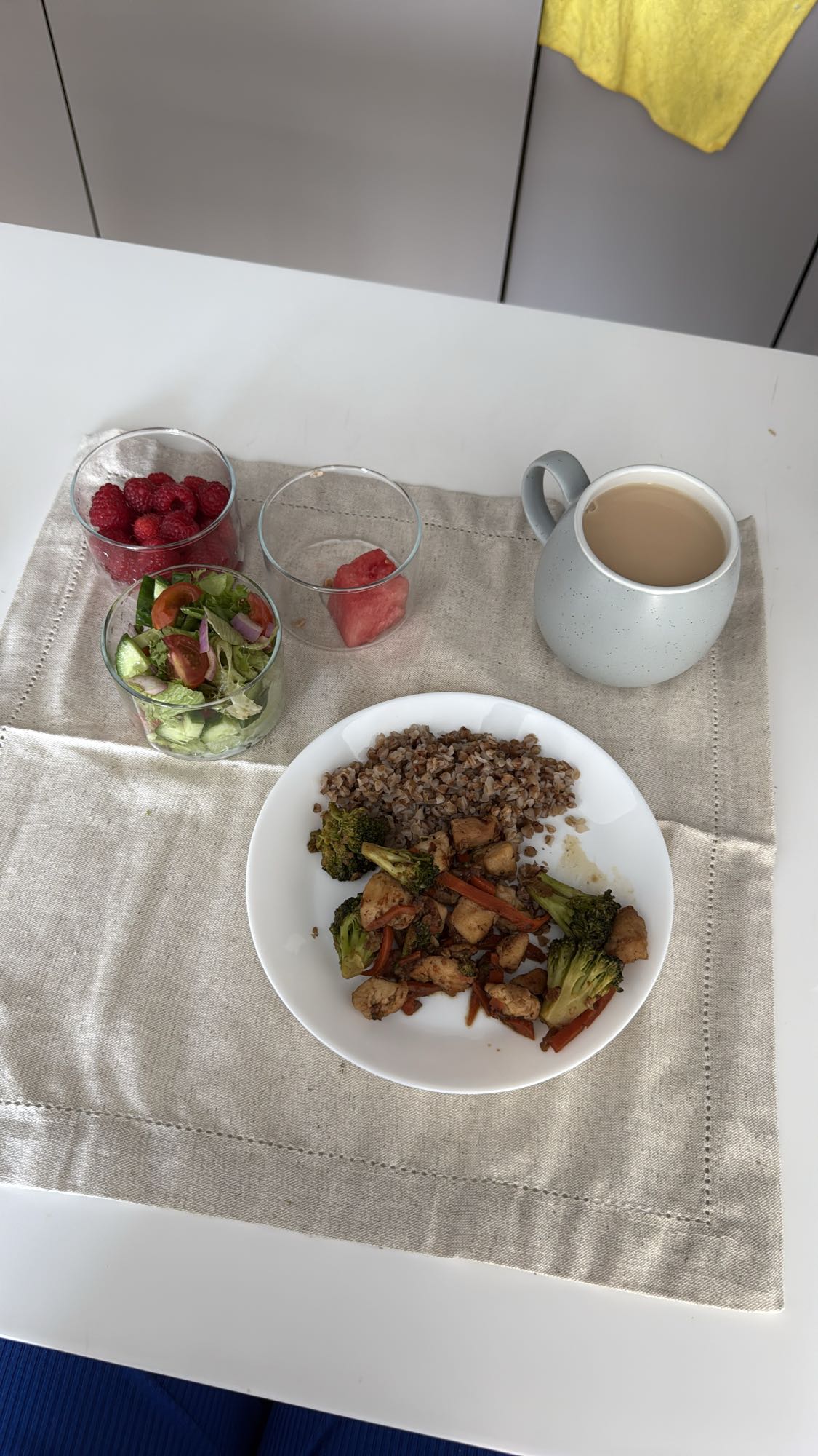 Гречка с курицей и салатом