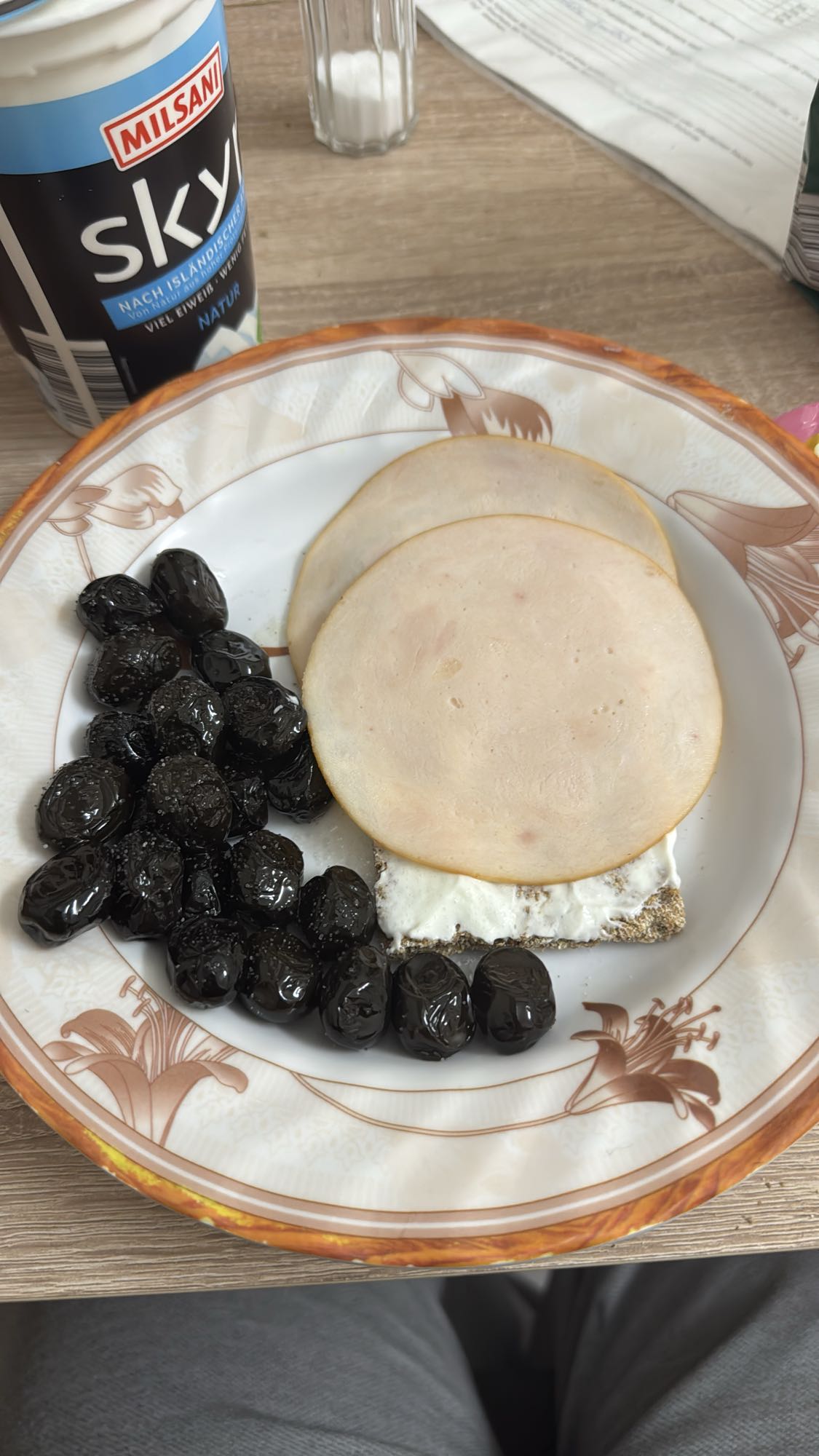 Oliven und Putenbrot