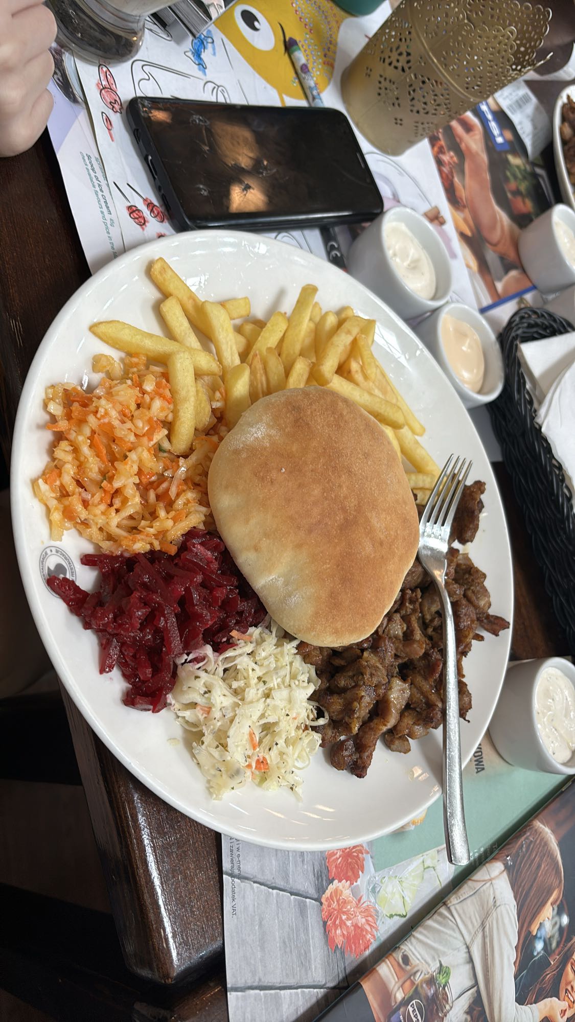 Talerz z frytkami i mięsem