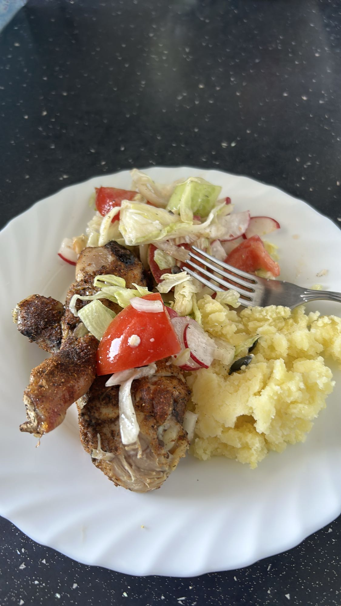 Kurczak z sałatką i kaszą