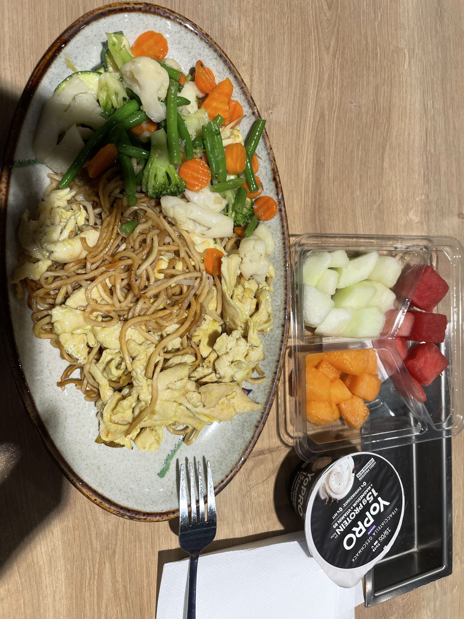 Noodles con verduras y yogurt