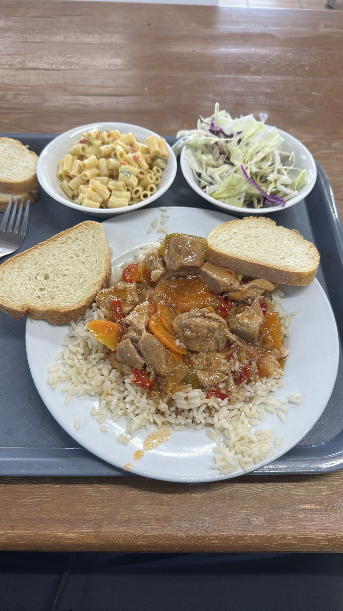 Ρύζι με κρέας, σαλάτα και μπριζόλα