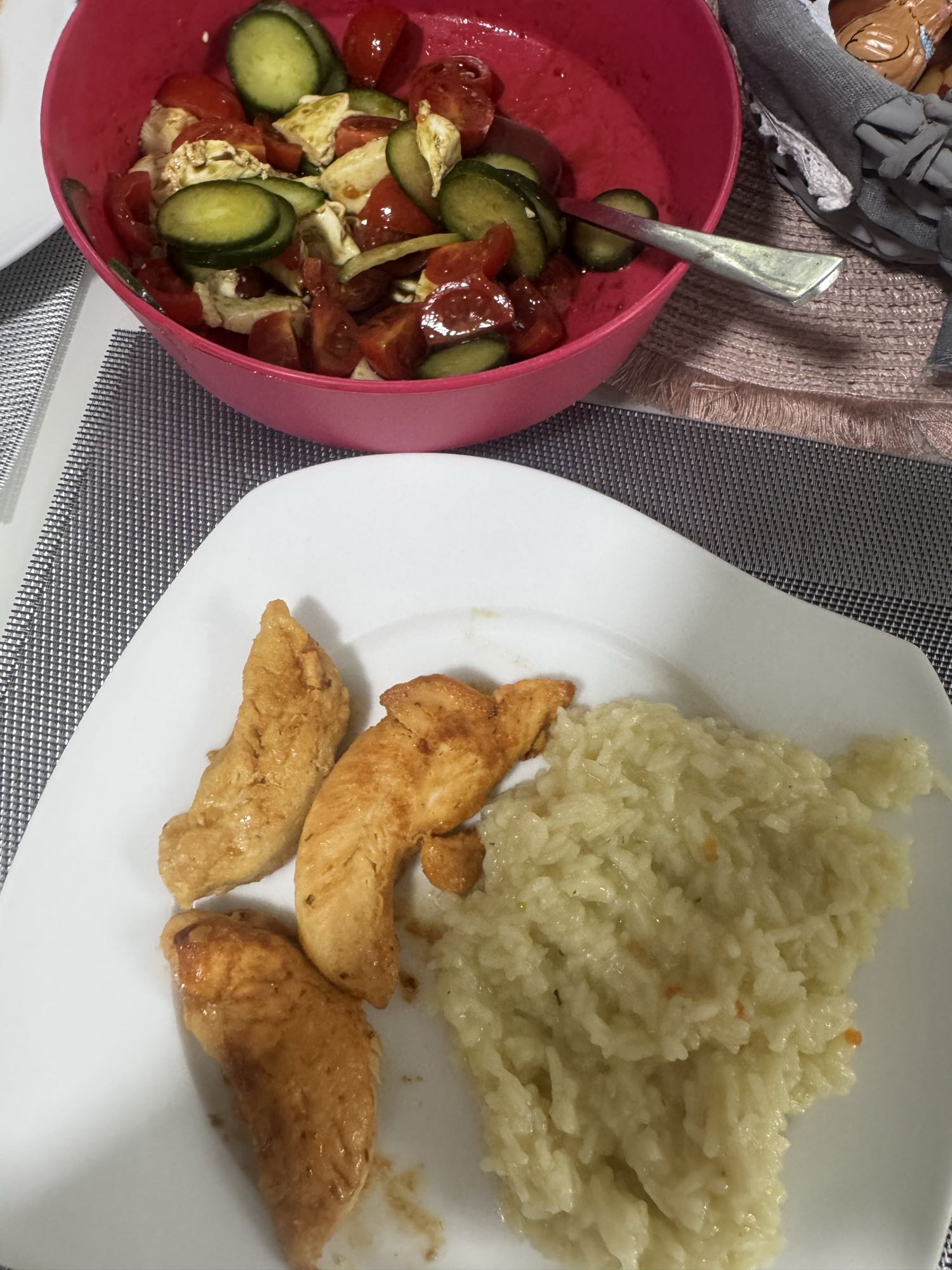 Piletina s rižom i salatom