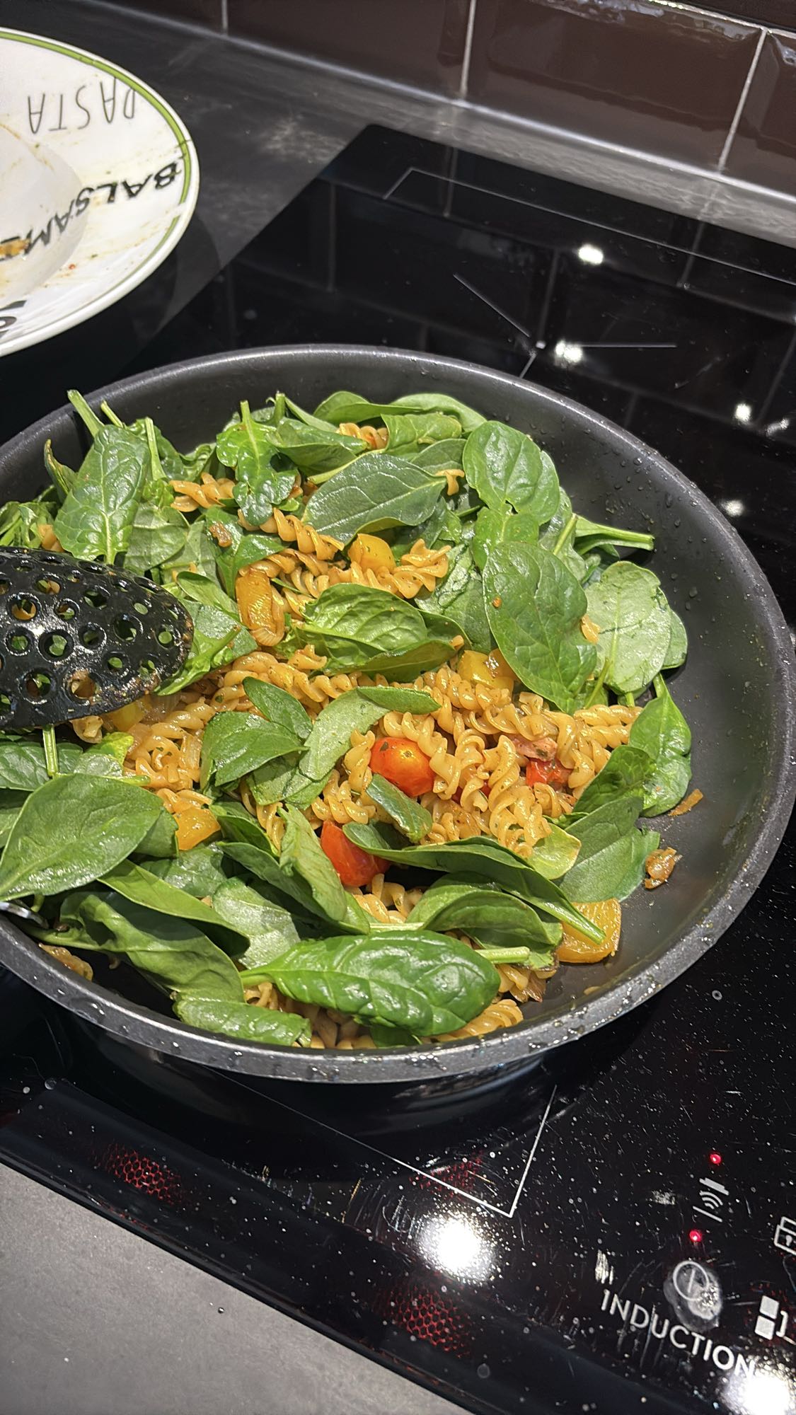 Pâtes aux épinards, poivrons, oignons et tomates cerises