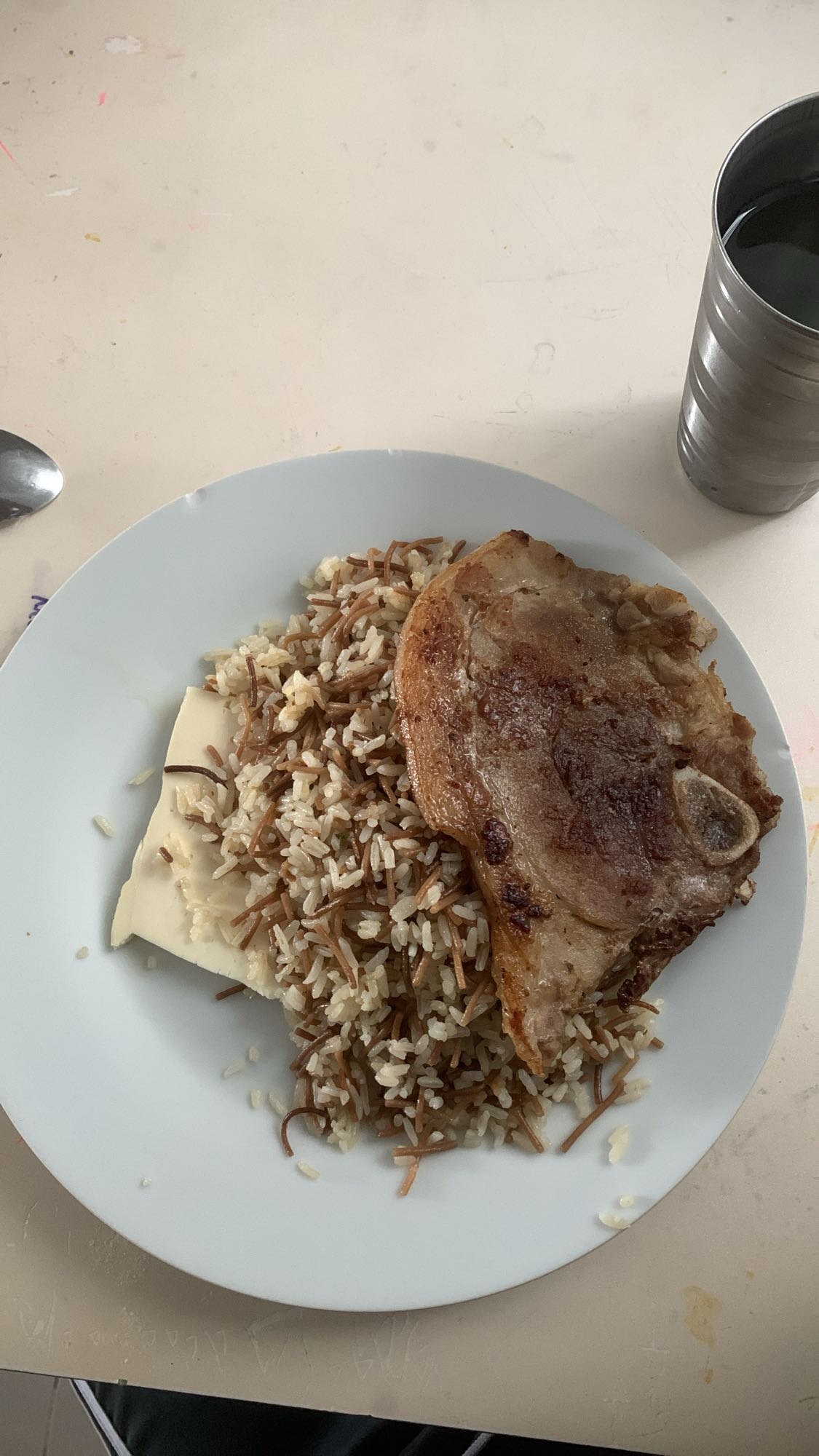 Arroz con fideos y chuleta