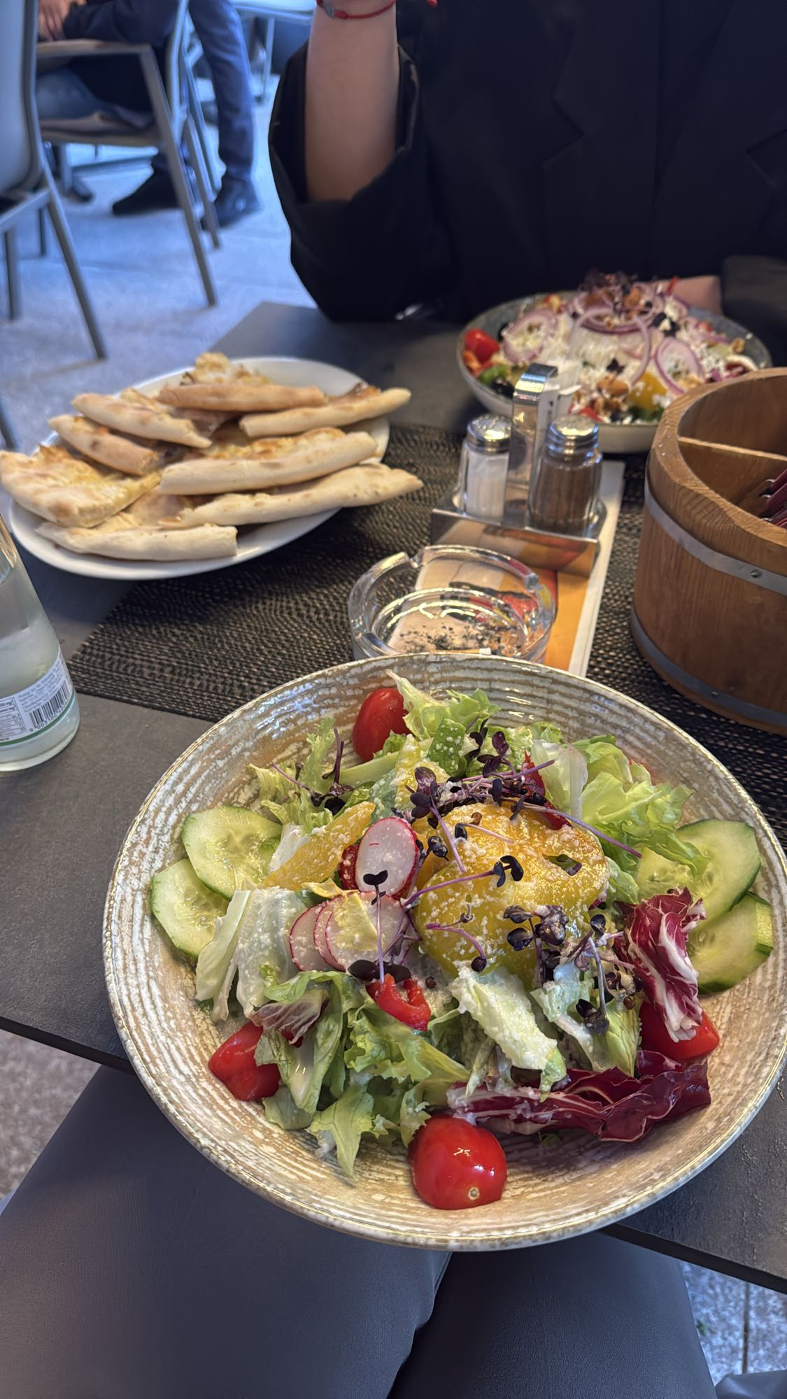 Ensalada fresca y pan