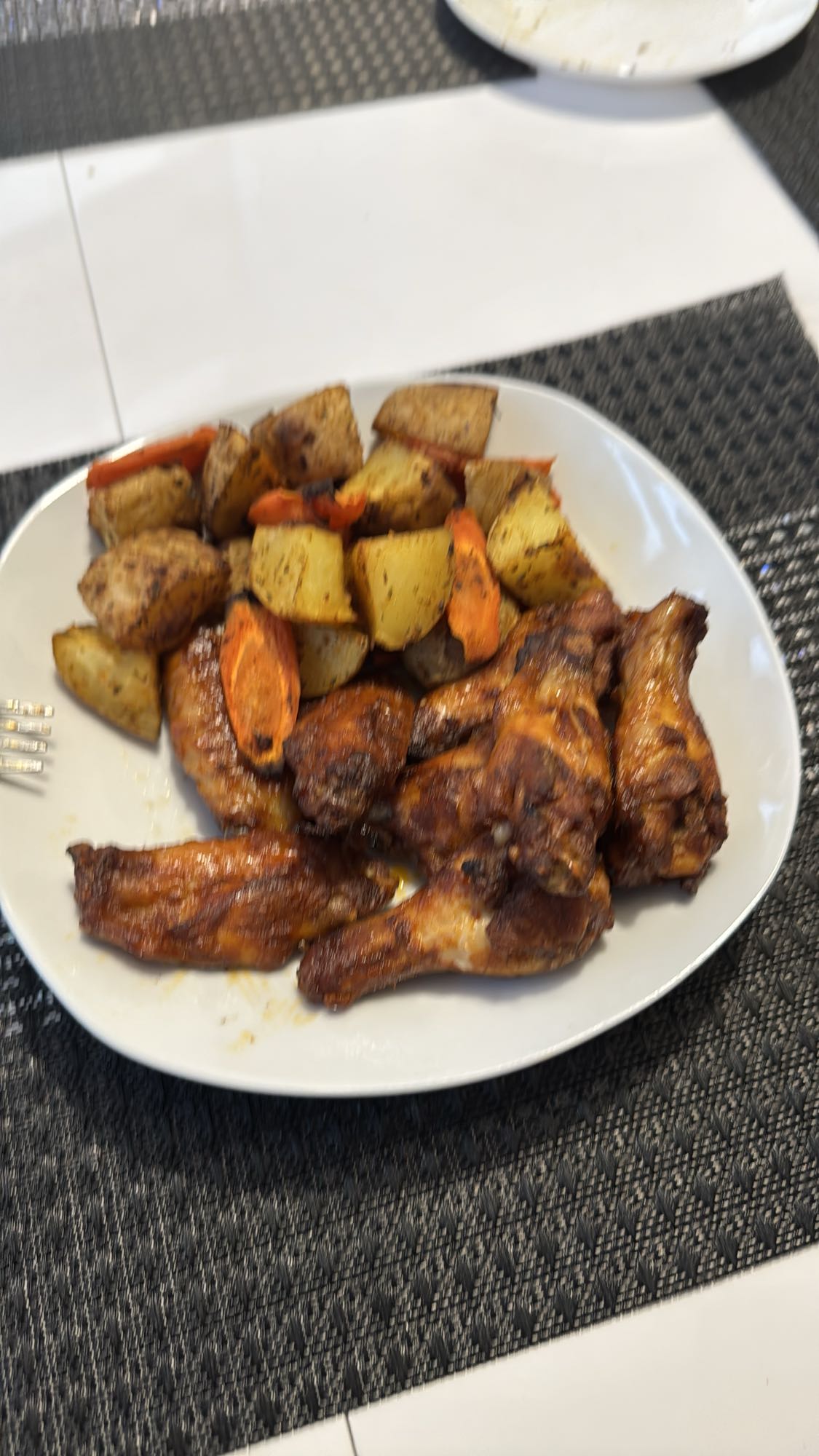 Hähnchenflügel mit Ofenkartoffeln