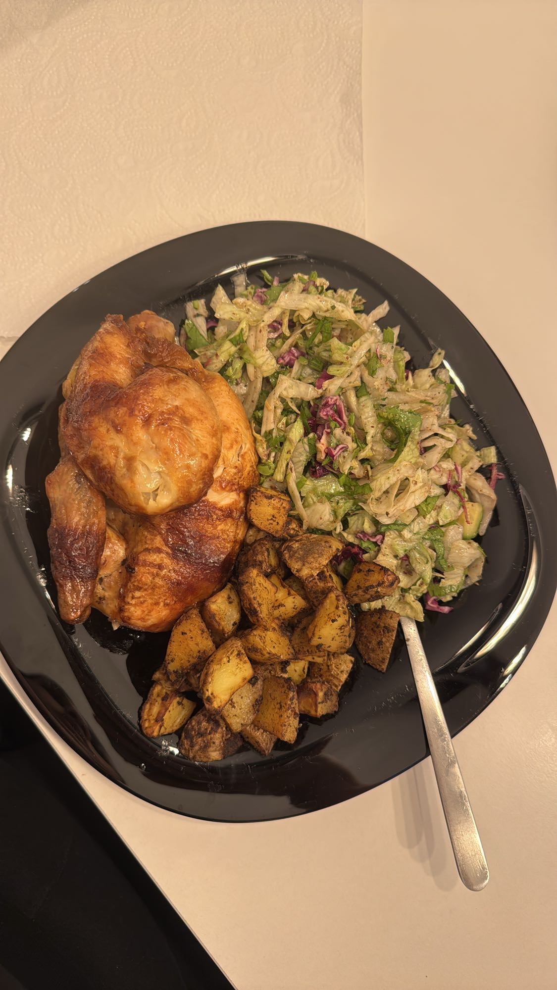 Gegrilltes halbes Hähnchen mit Salat