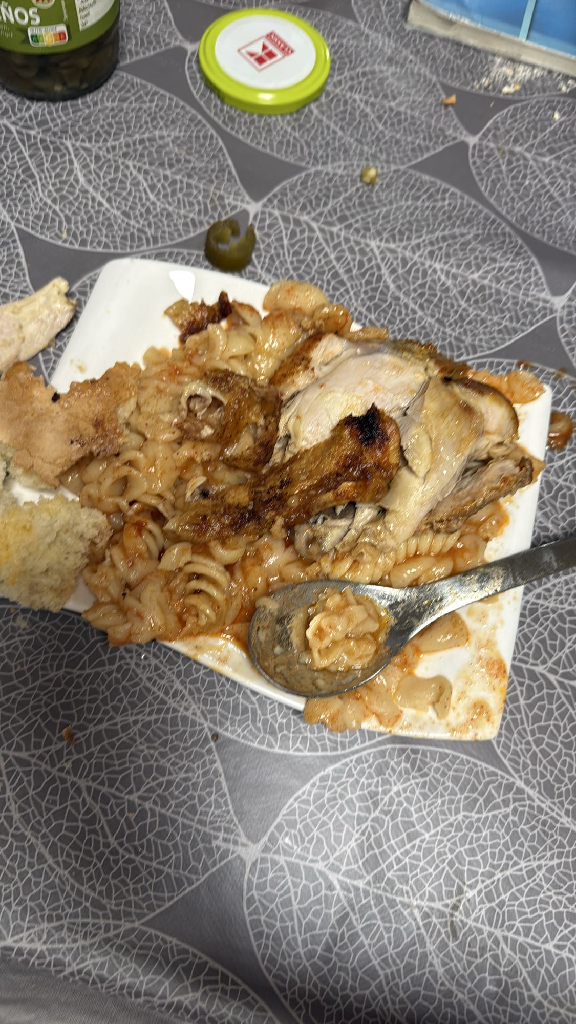 Pasta con pollo asado