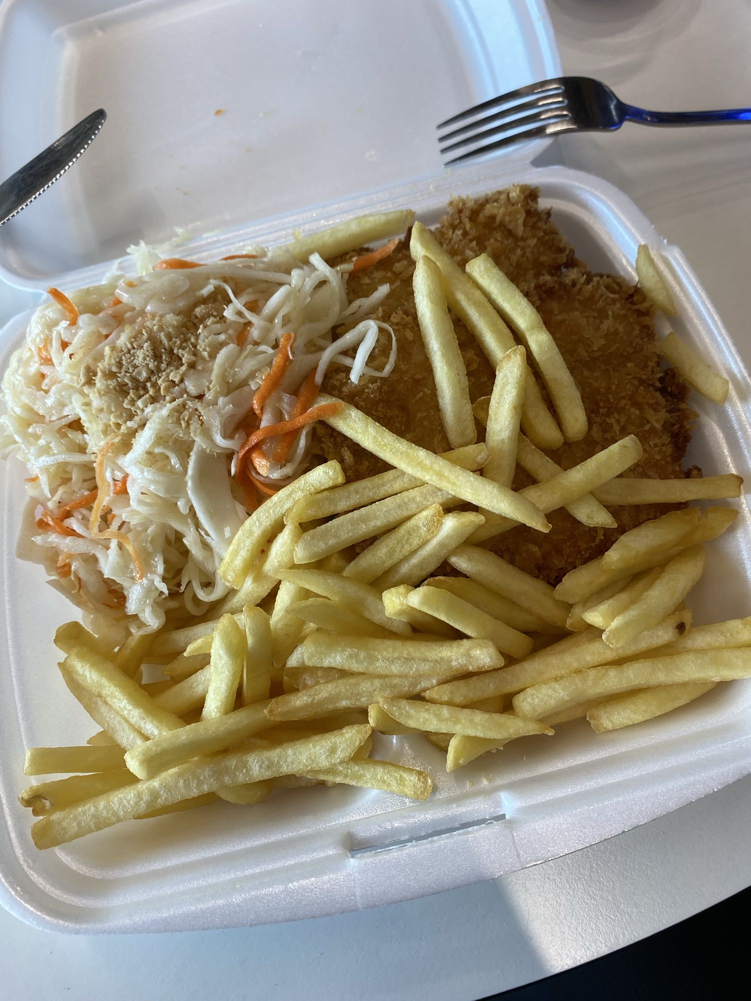 Frytki z kotletem i surówką