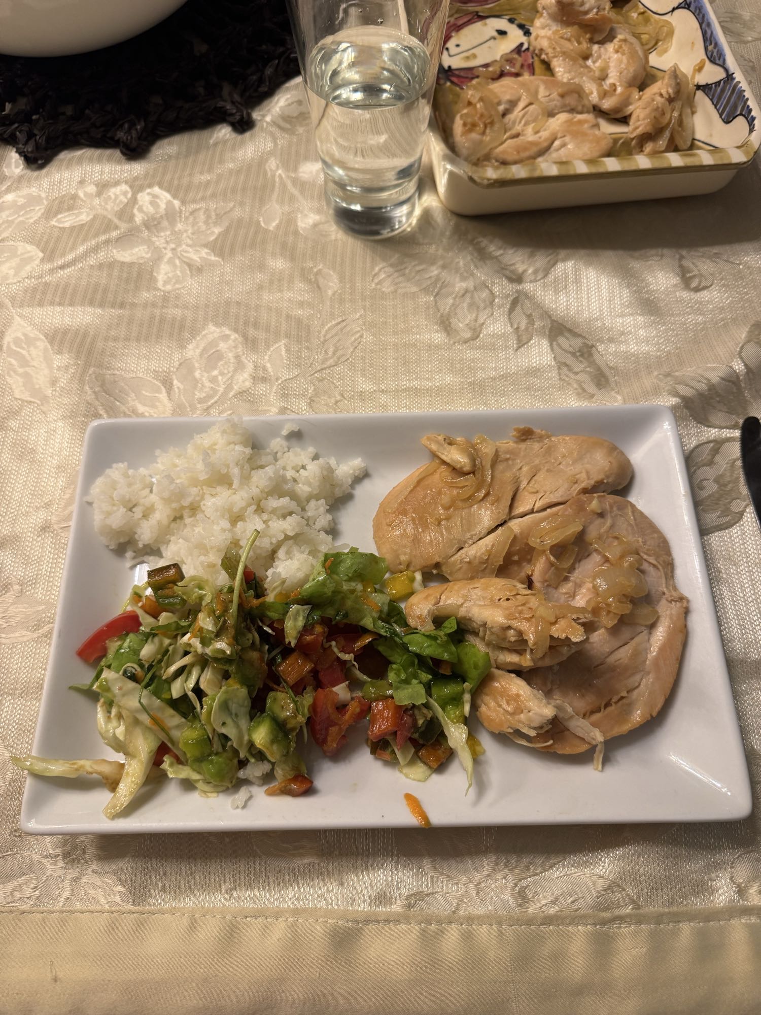 Pollo con arroz y ensalada