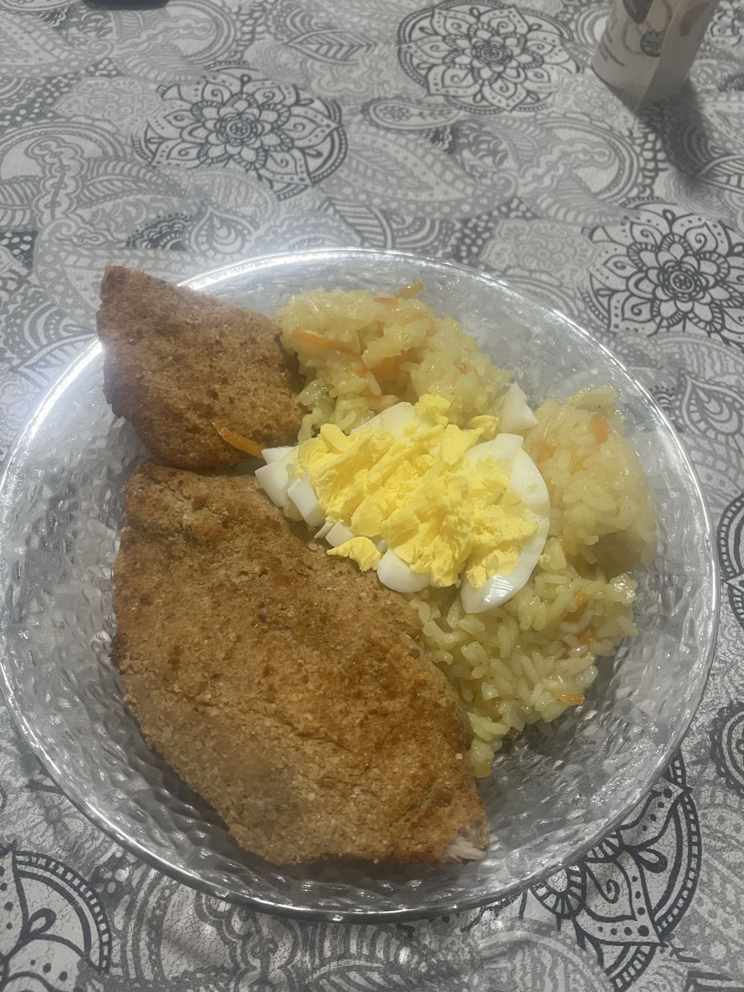 Arroz con huevo y filete