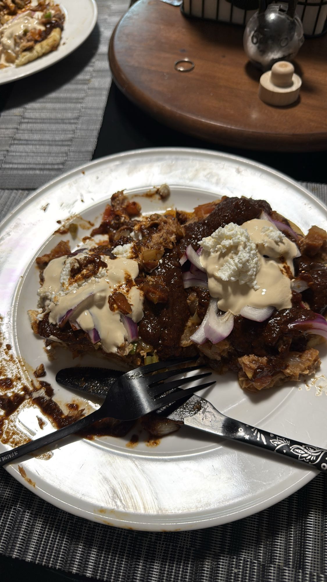 Atún con verduras, crema, requesón y gordita