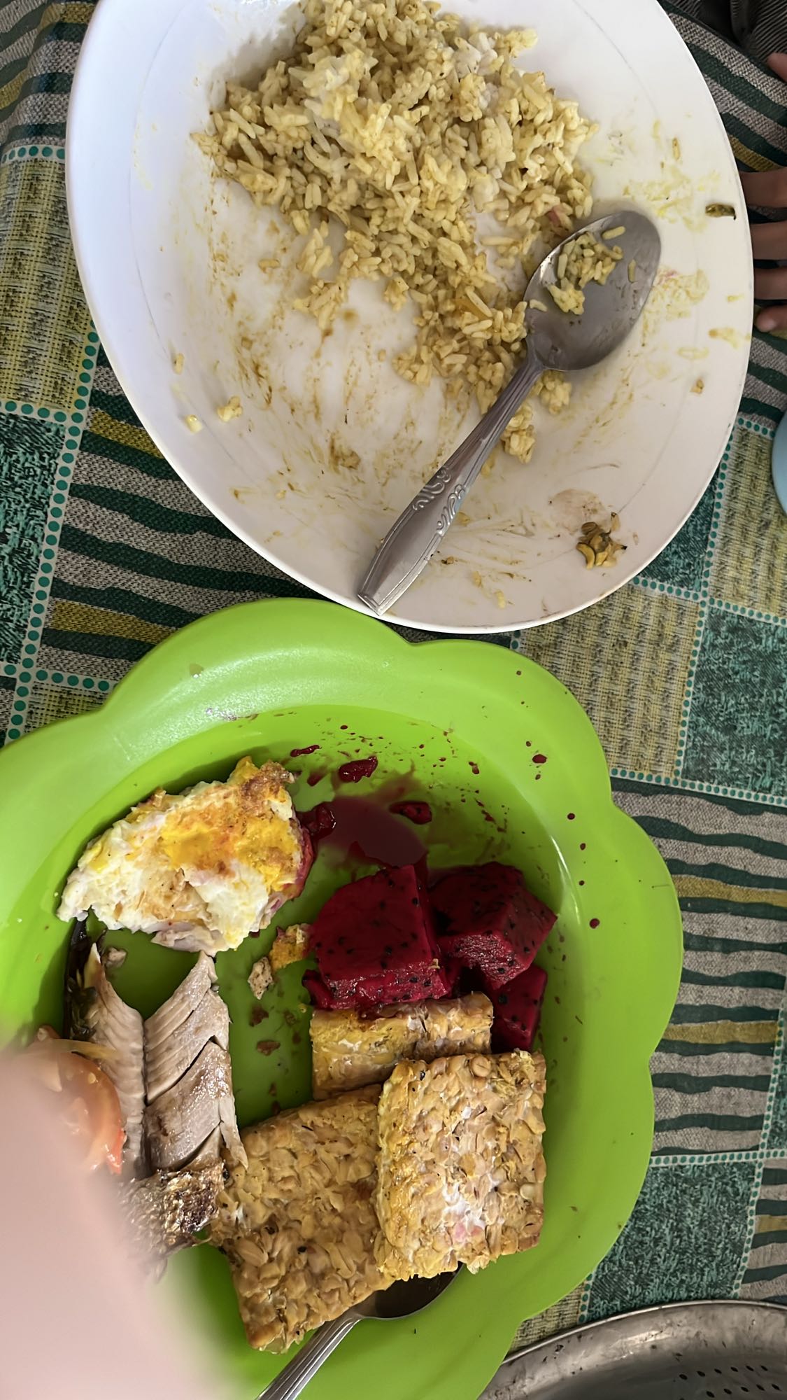 Nasi, tempe, ikan, buah