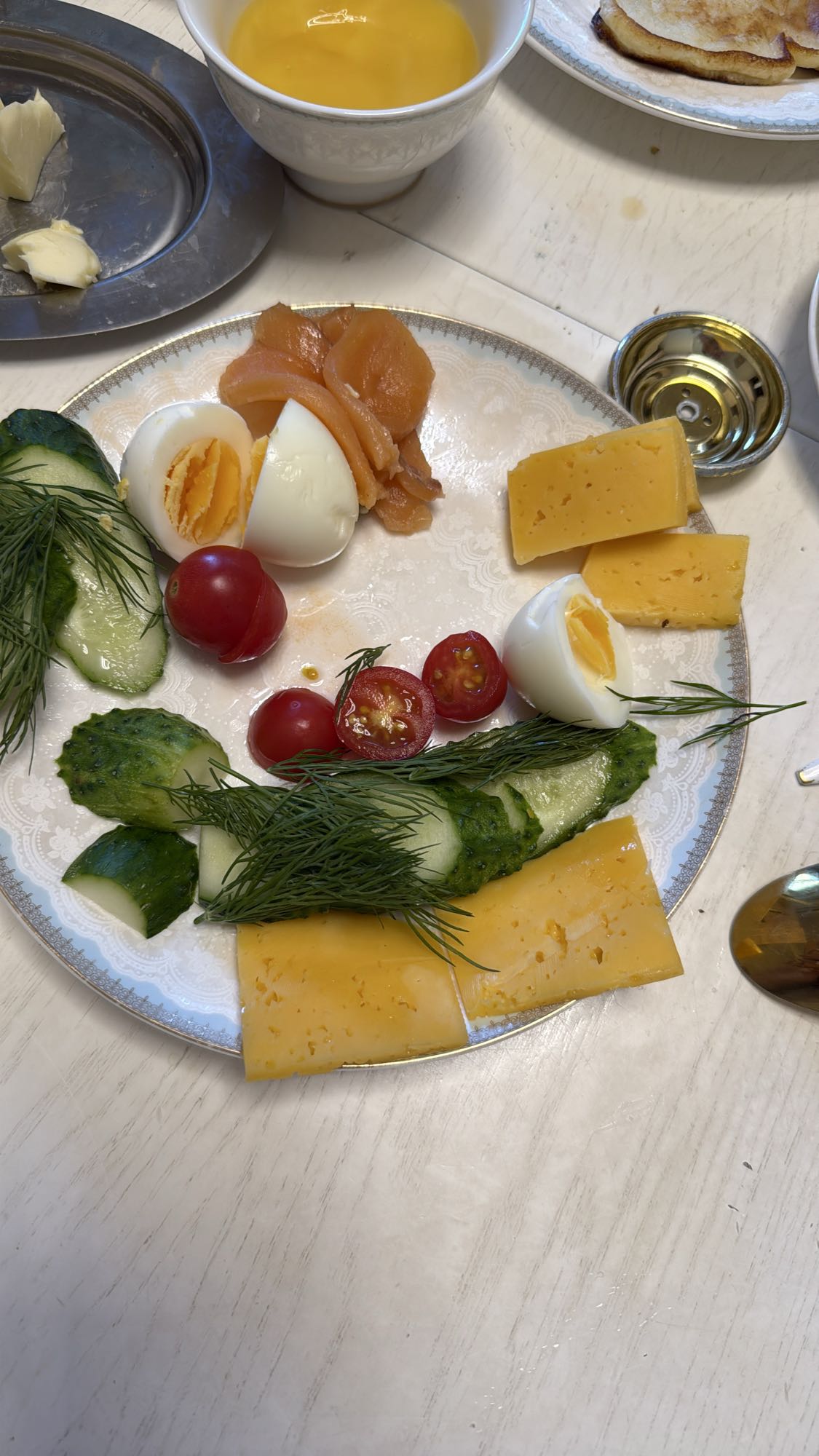 Завтрак с яйцами и сыром