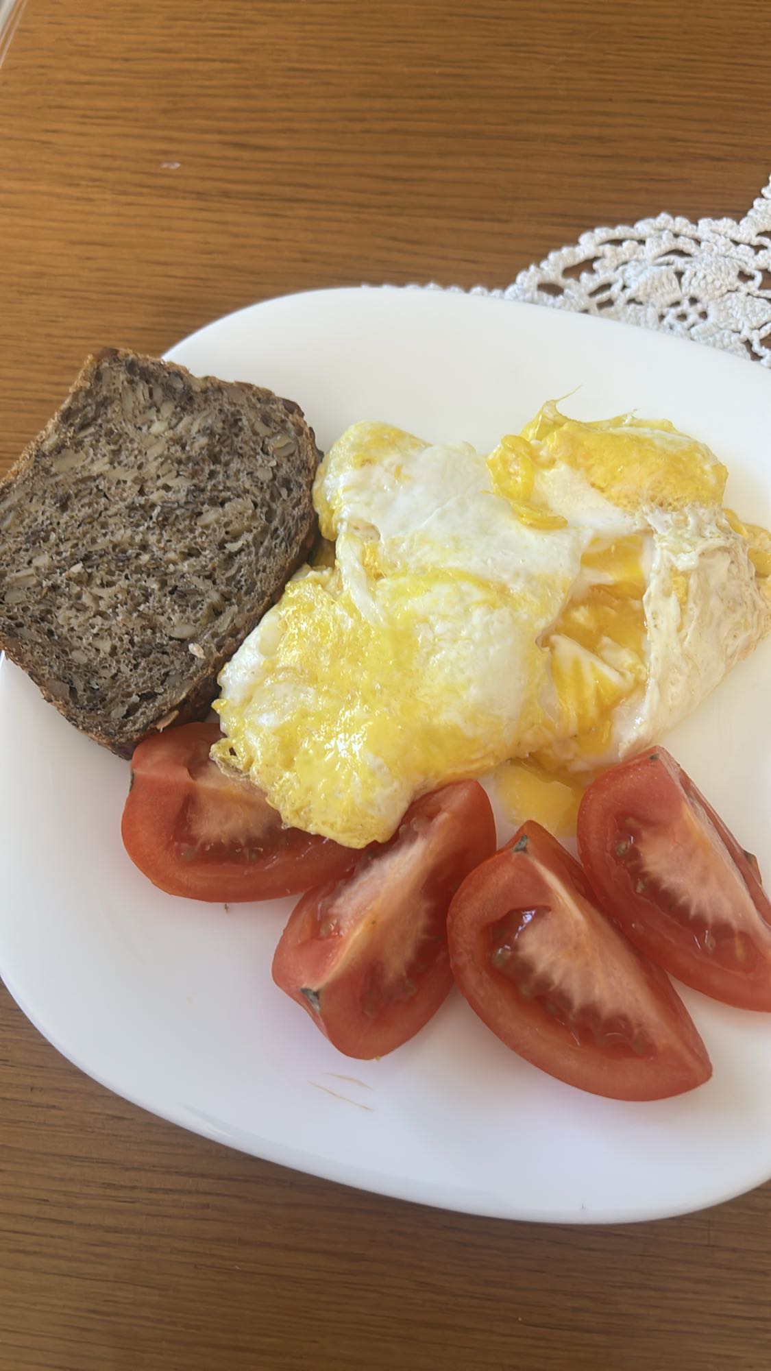 Jajka z chlebem i pomidorem
