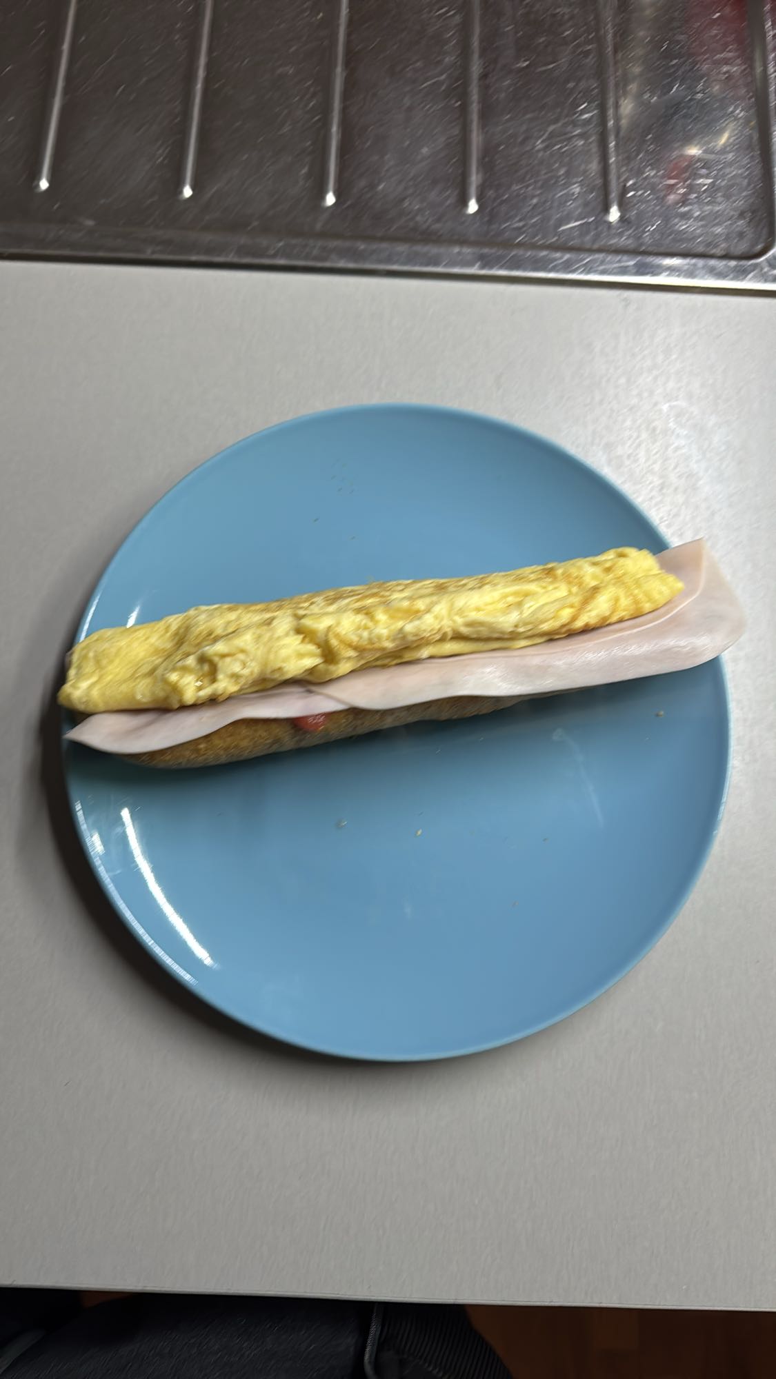 Tostada de pan integral con pavo y tortilla de 2 huevos y 5 claras