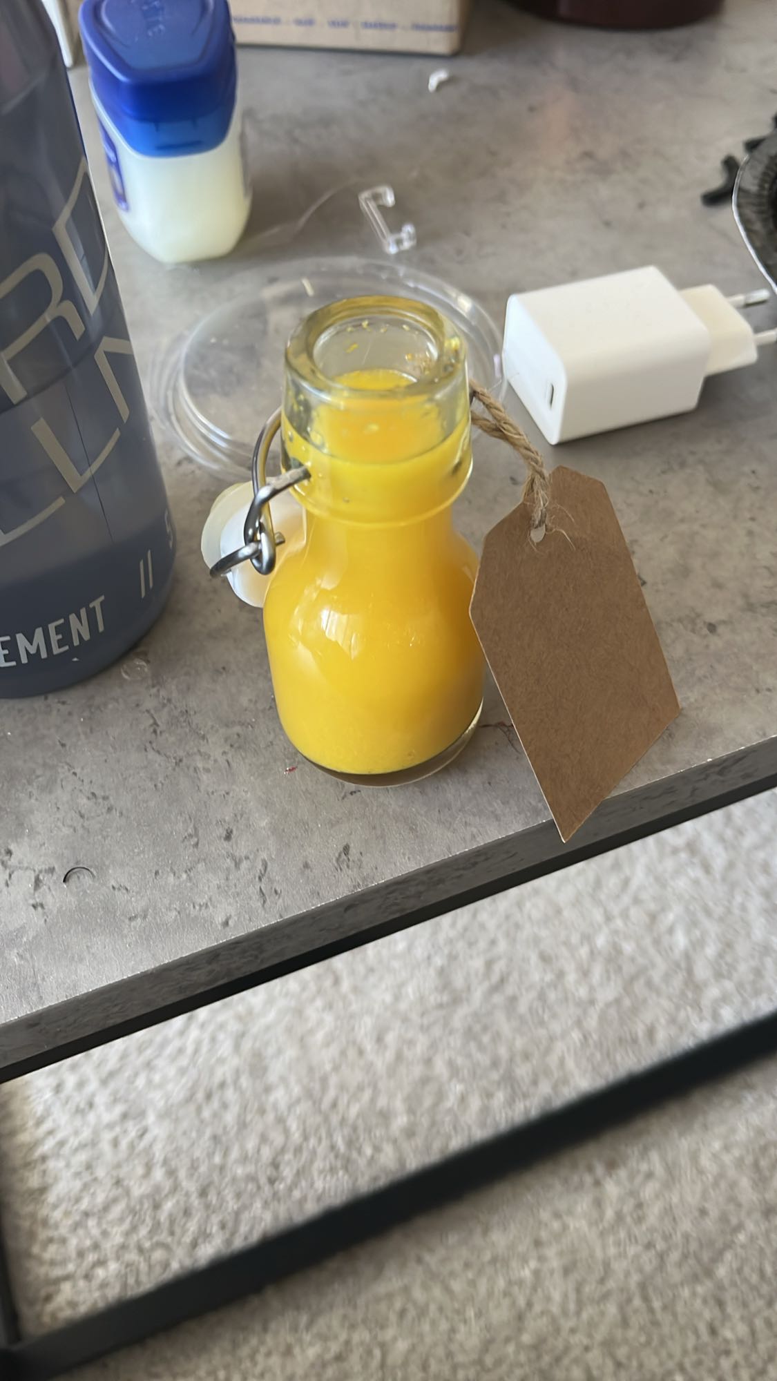 Gul juice i glasflaska