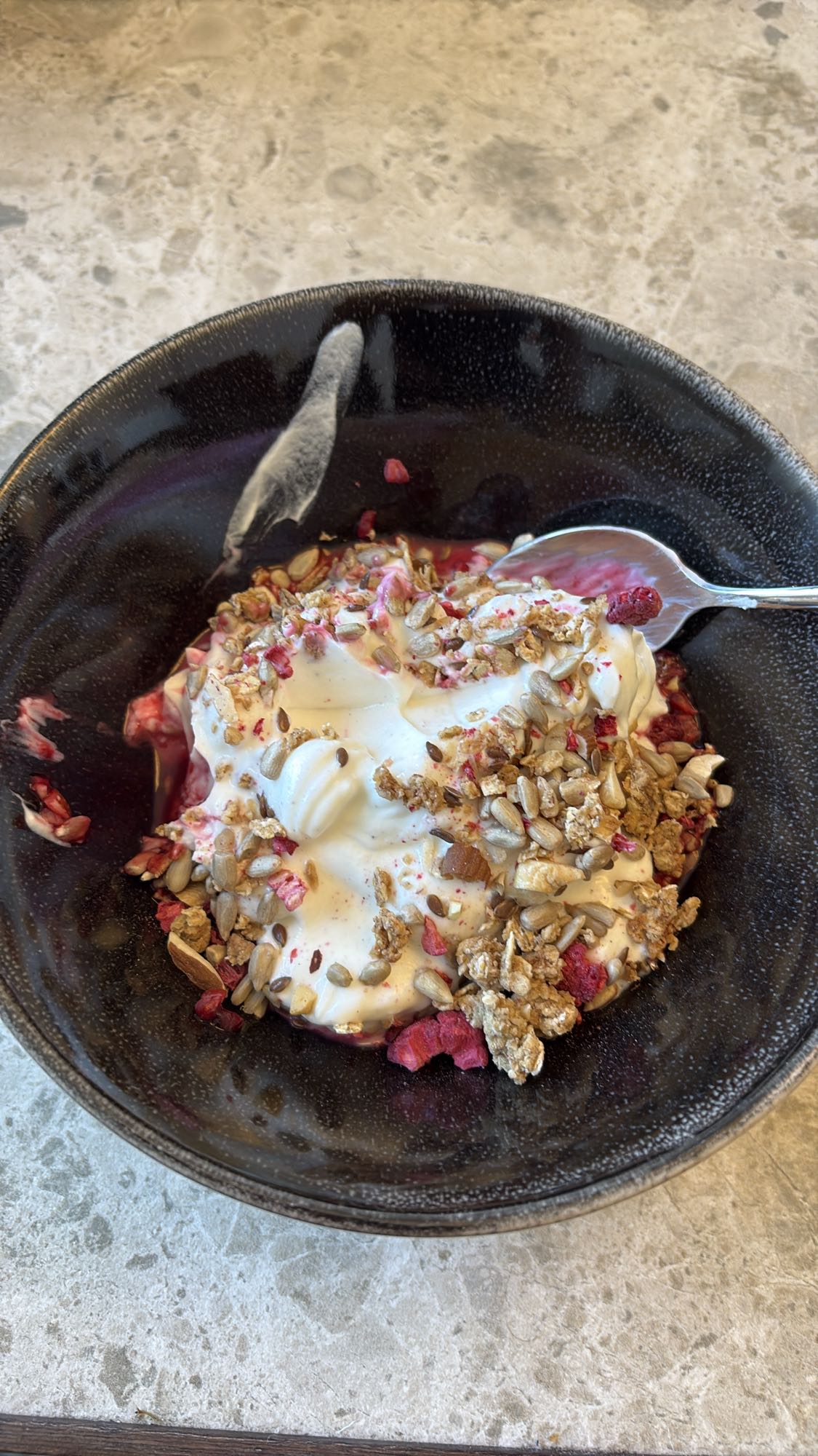 Kvarg med granola och bär